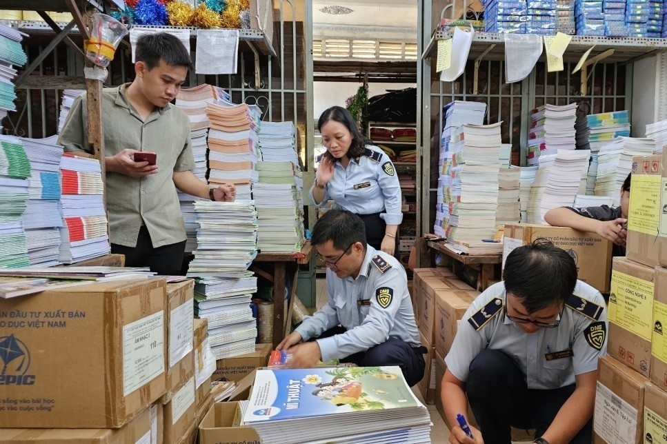 Loan sach gia, sach lau: Ke ho phap ly va de xuat thay doi hinh anh