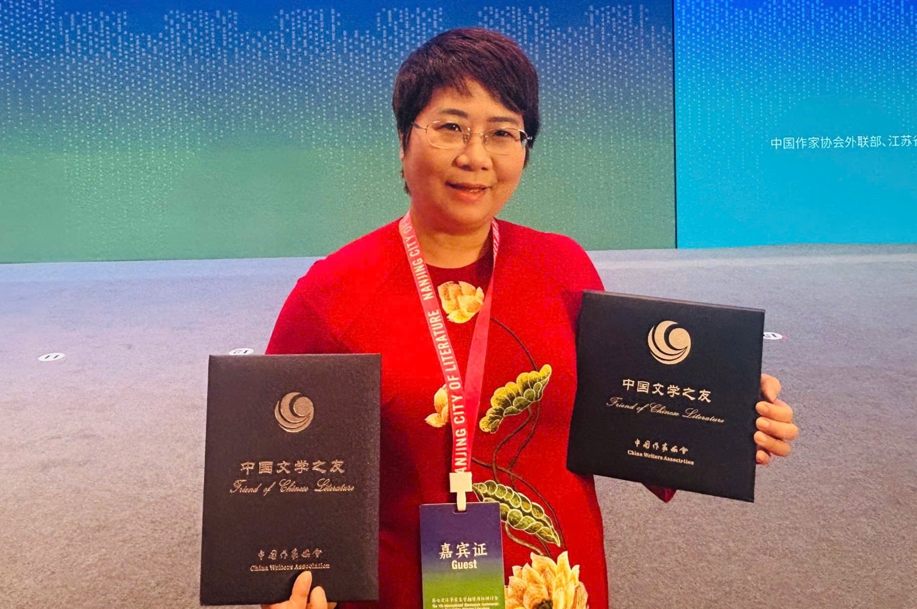 Dich gia Viet nhan danh hieu 'Nguoi ban cua van hoc Trung Quoc' hinh anh