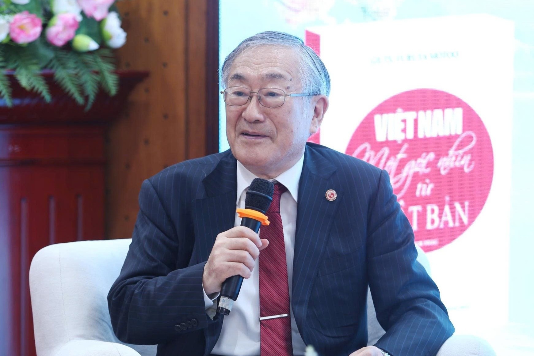 GS hon 50 nam gan bo viet sach huong dan nguoi Nhat hieu Viet Nam hinh anh