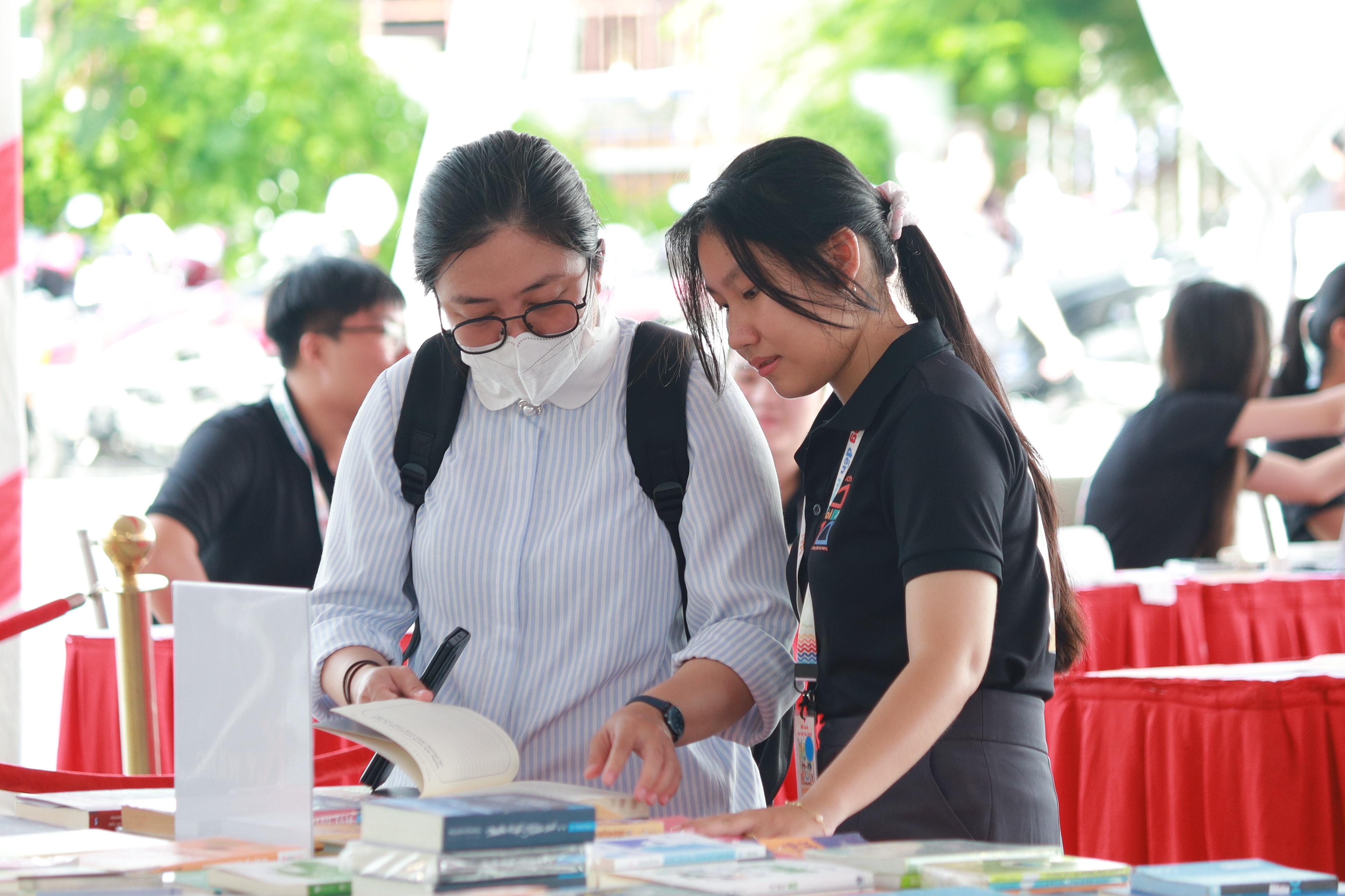 Nhung nguoi tre chung tay lam nen hoi sach Mo Hoi Mo 2025 hinh anh