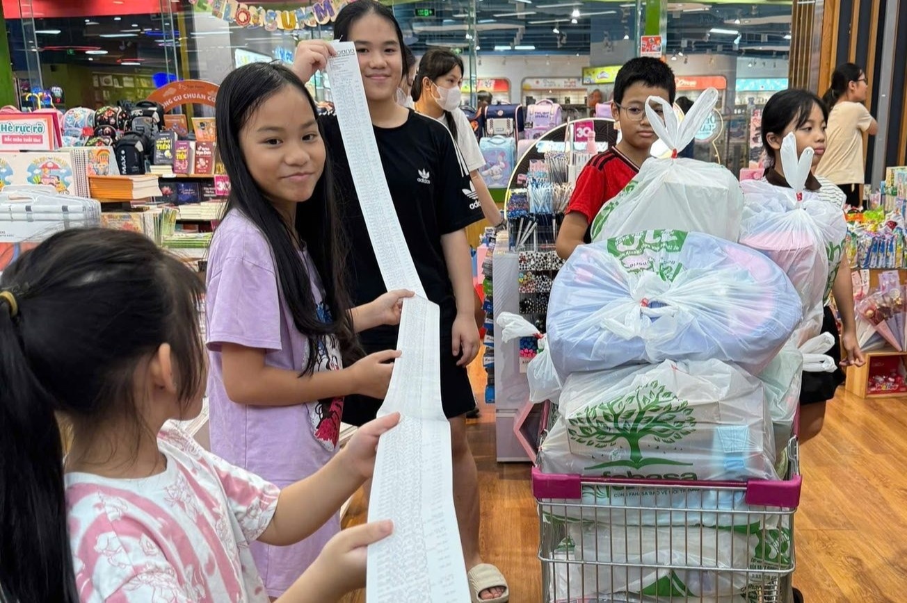 Gia dinh chi gan 30 trieu tien sach vo cho con don nam hoc moi hinh anh