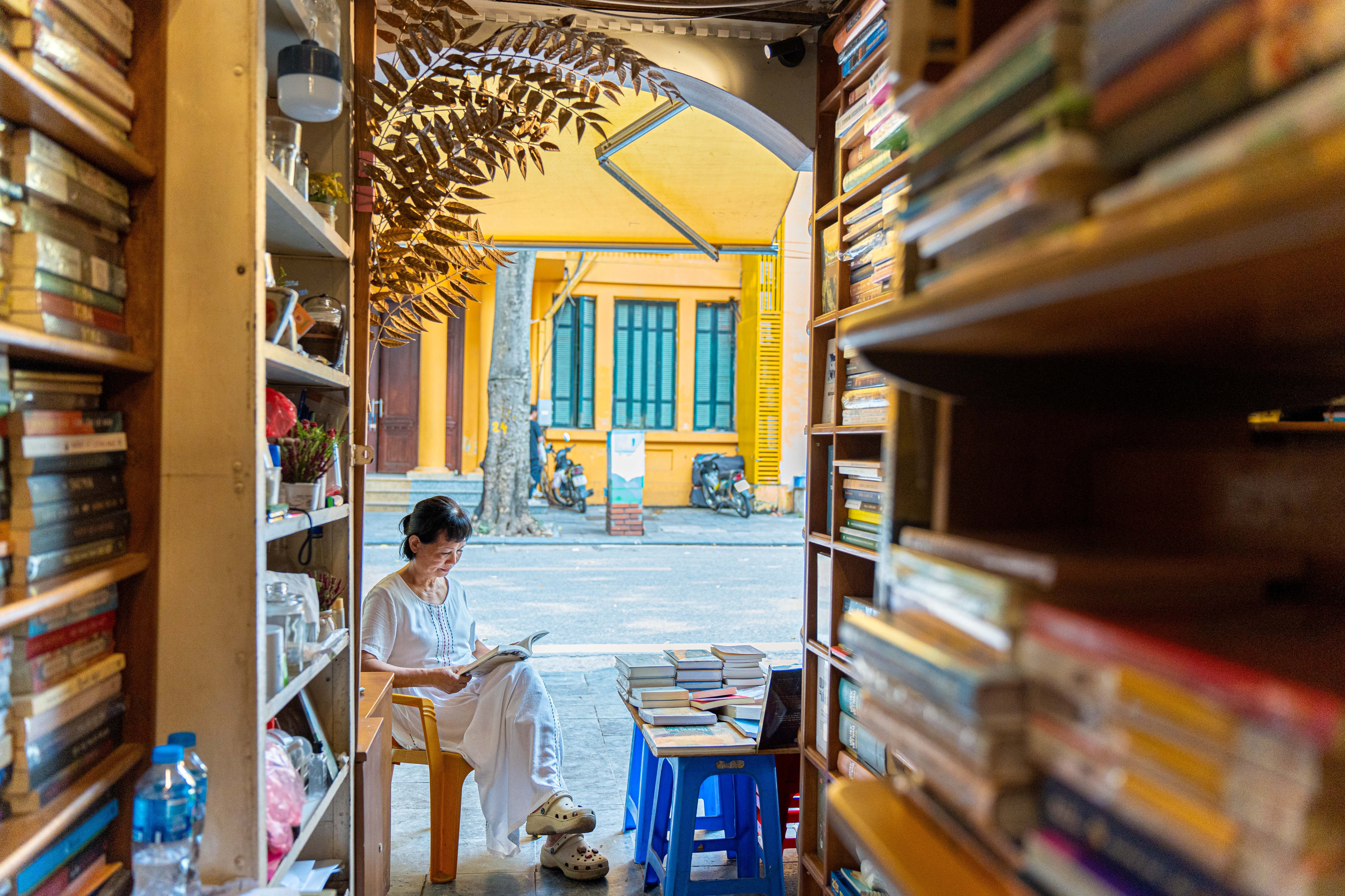 Ngan lop ky uc do thi trong hieu sach 10 m2 o pho Dinh Le hinh anh