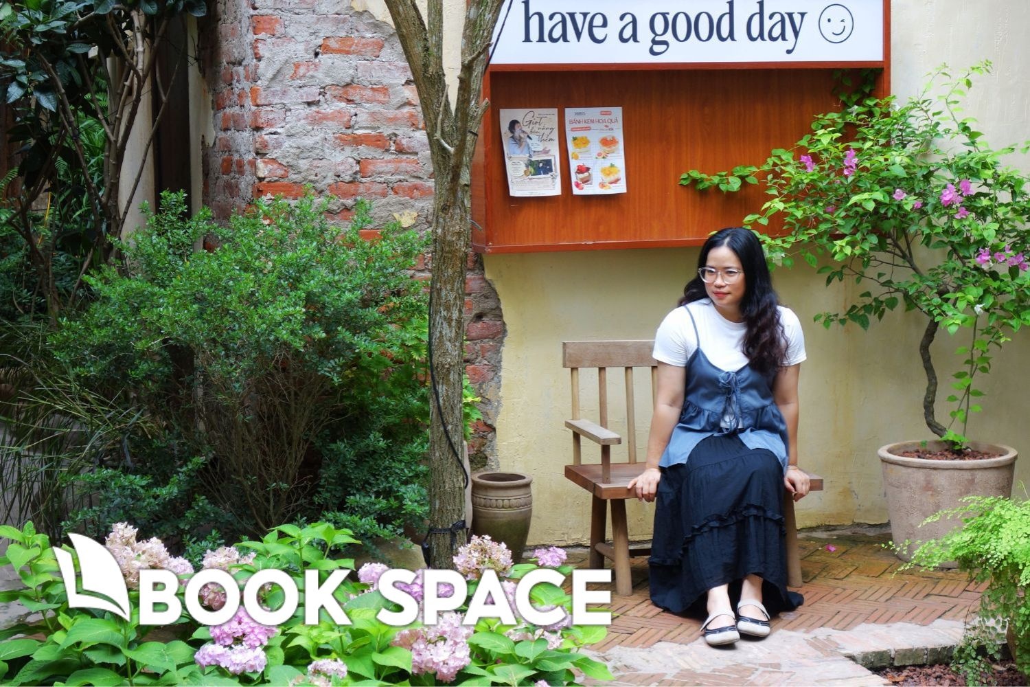 Chen chan check-in o quan cafe Ha Noi day sach, hoa nhu Da Lat thu nho hinh anh