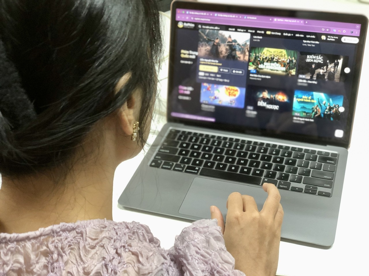 Xem web lau vi 'tien, gi cung co' hinh anh