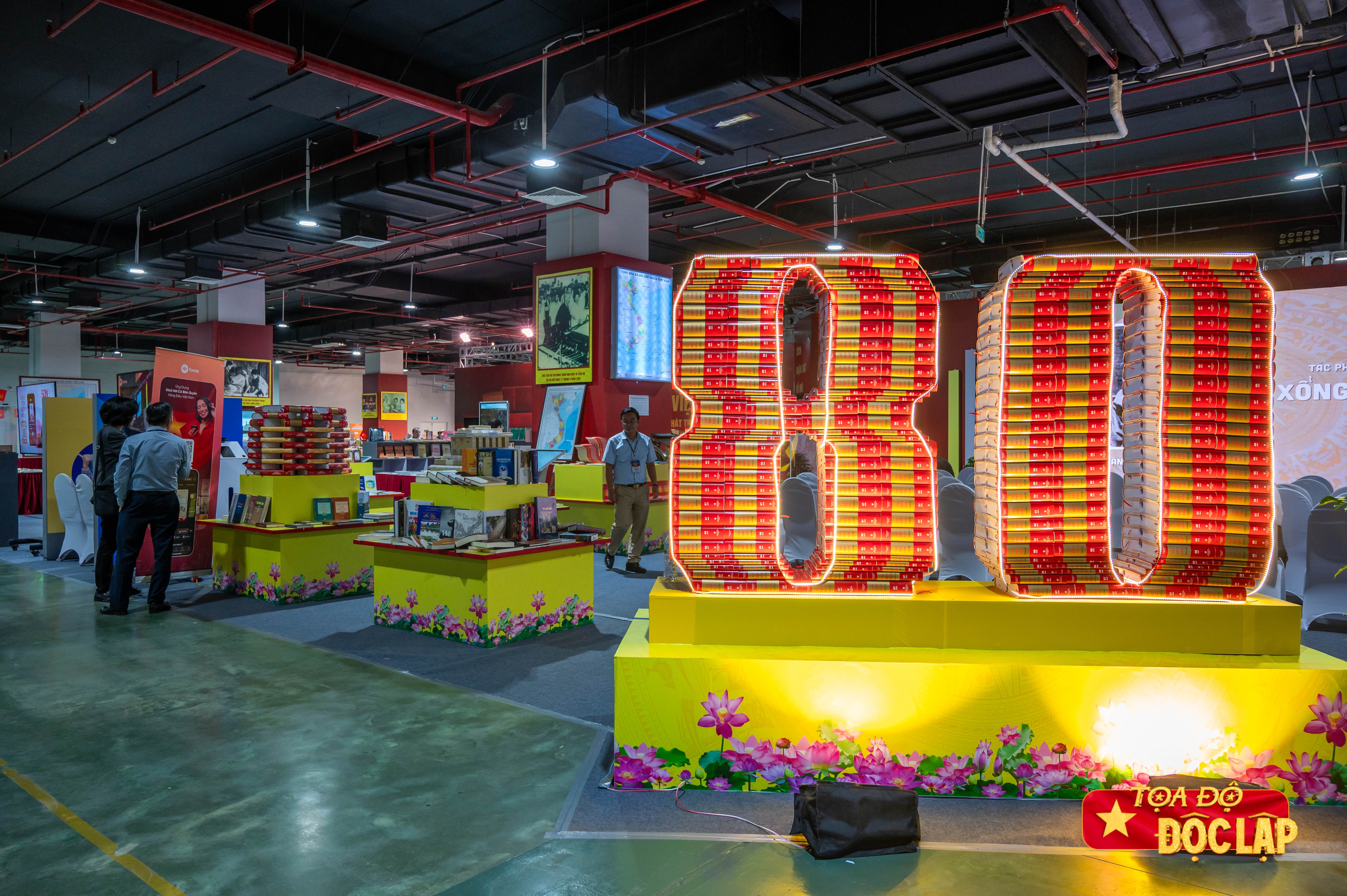 trien lam sach,  A80,  80 nam Xuat ban,  sach lich su,  thanh tuu dat nuoc,  Xuat ban Viet Nam anh 3