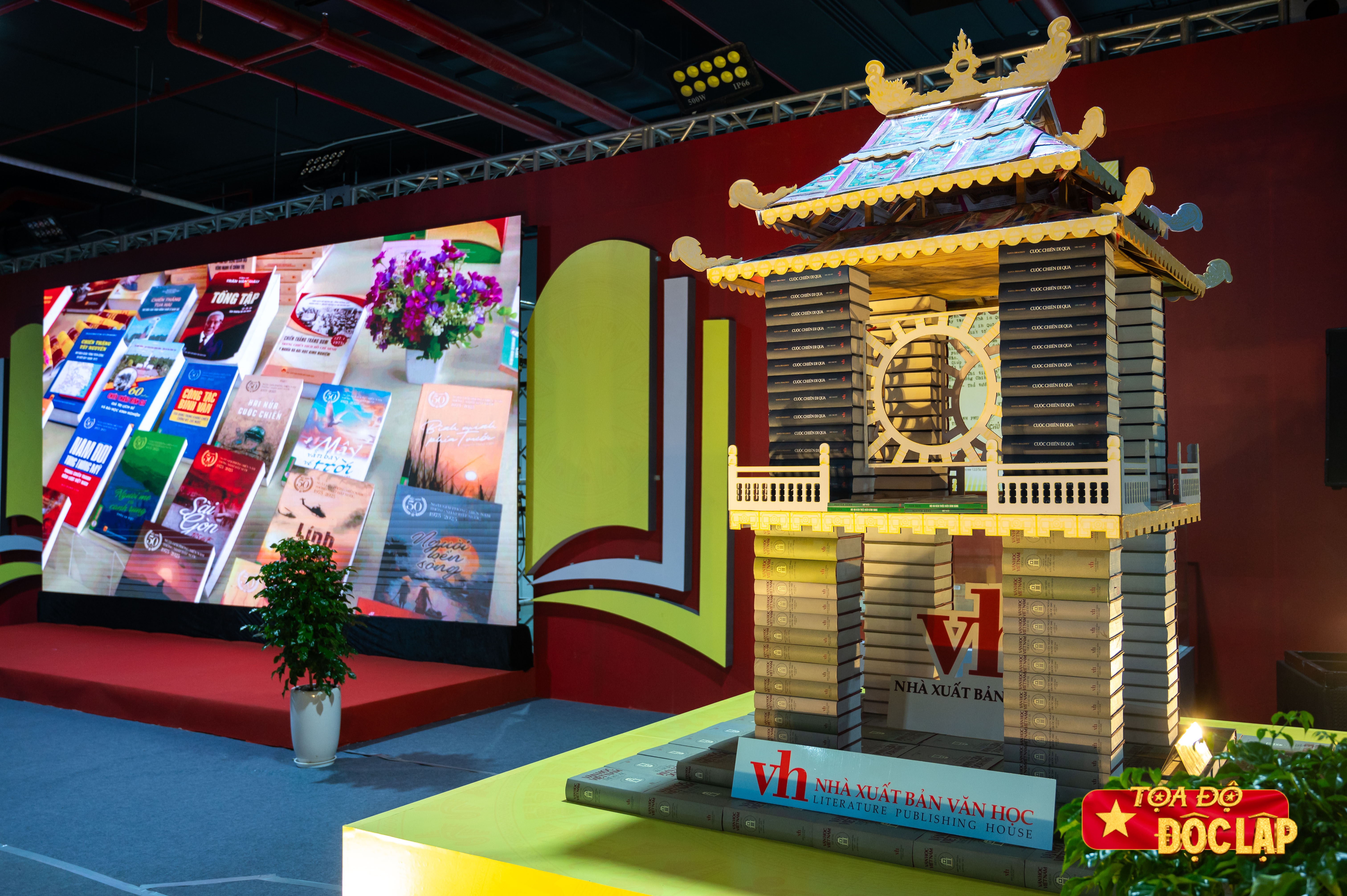 trien lam sach,  A80,  80 nam Xuat ban,  sach lich su,  thanh tuu dat nuoc,  Xuat ban Viet Nam anh 2