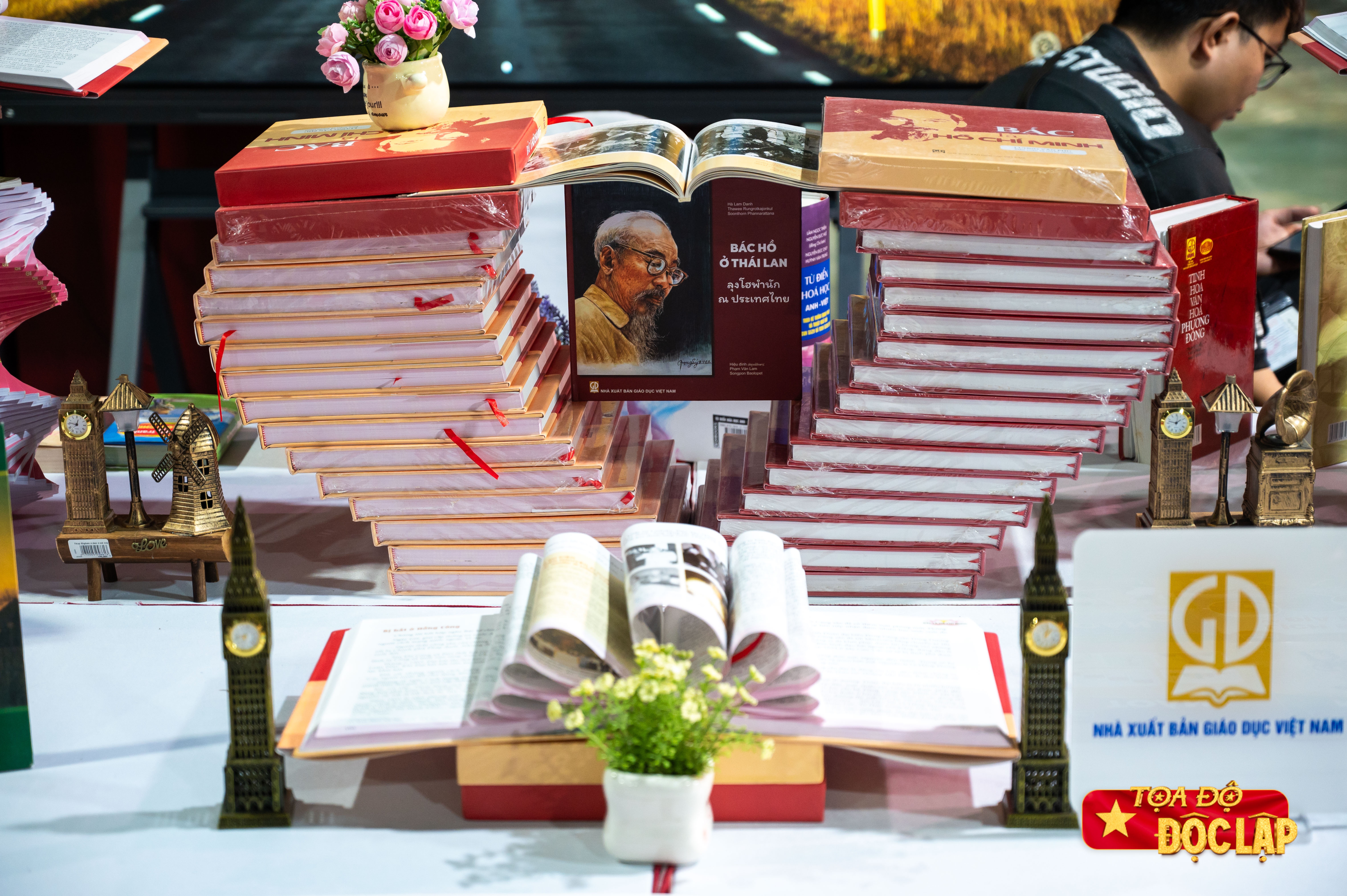 trien lam sach,  A80,  80 nam Xuat ban,  sach lich su,  thanh tuu dat nuoc,  Xuat ban Viet Nam anh 11