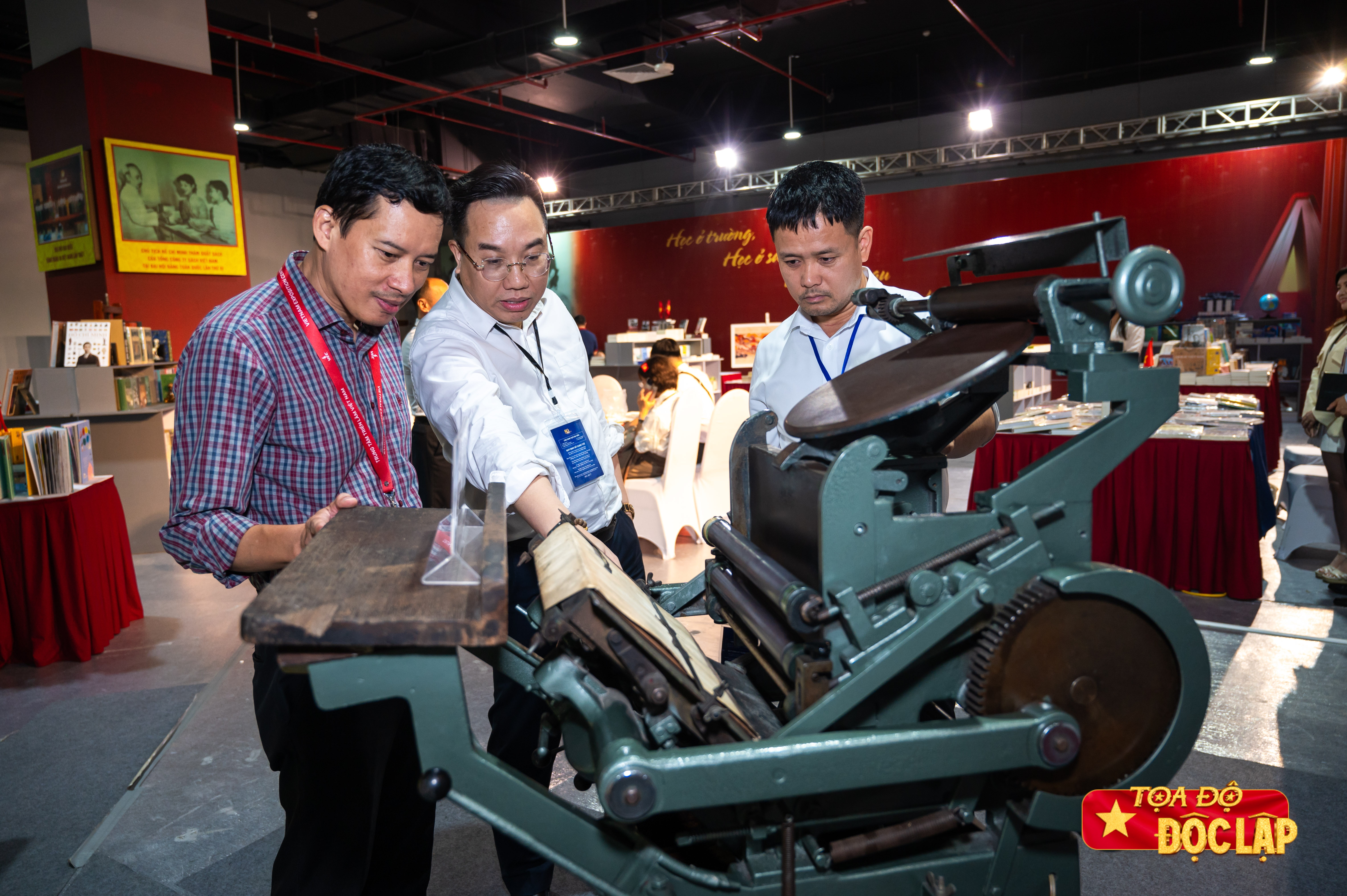 trien lam sach,  A80,  80 nam Xuat ban,  sach lich su,  thanh tuu dat nuoc,  Xuat ban Viet Nam anh 18