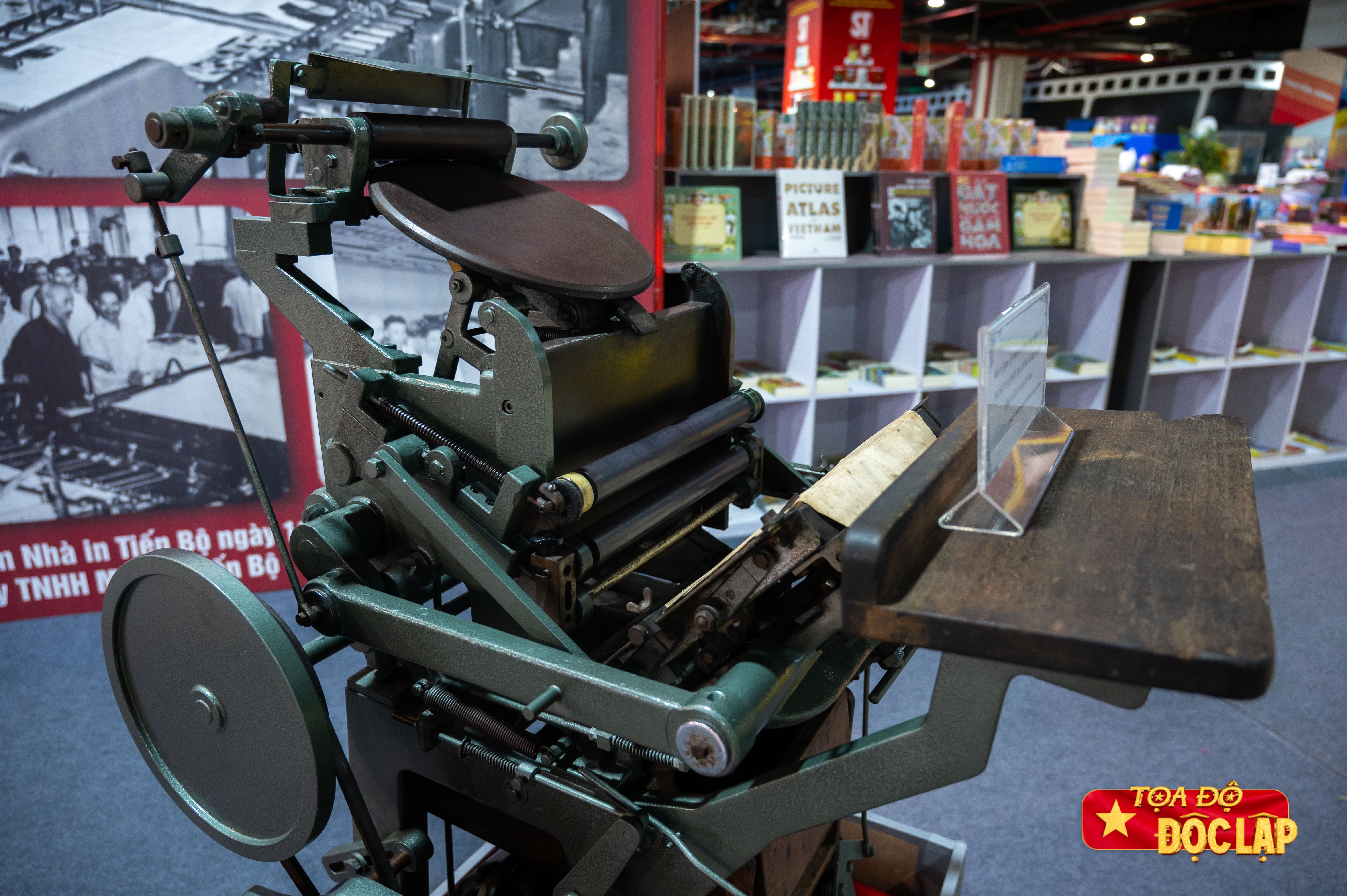 trien lam sach,  A80,  80 nam Xuat ban,  sach lich su,  thanh tuu dat nuoc,  Xuat ban Viet Nam anh 12