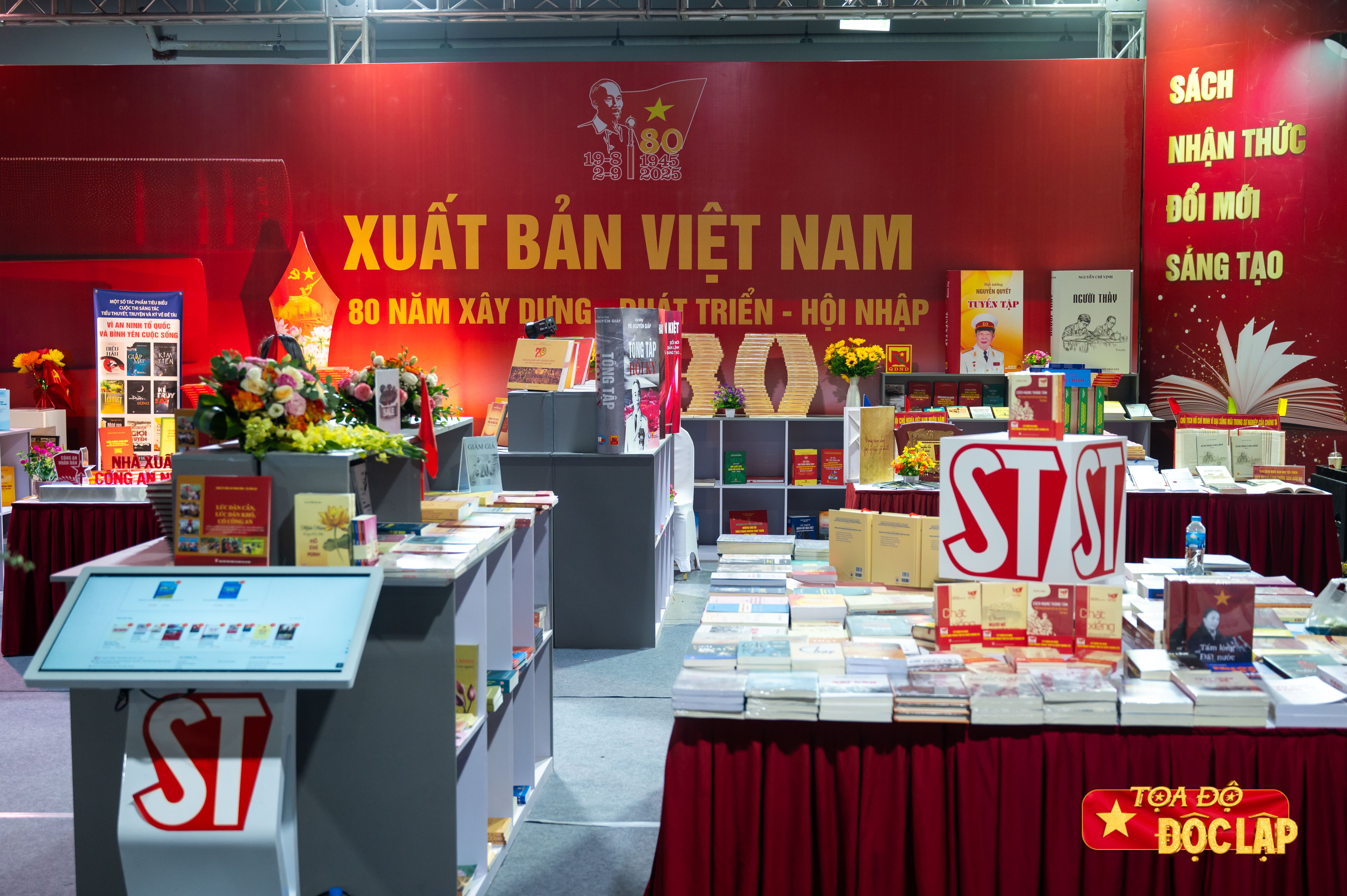 trien lam sach,  A80,  80 nam Xuat ban,  sach lich su,  thanh tuu dat nuoc,  Xuat ban Viet Nam anh 1