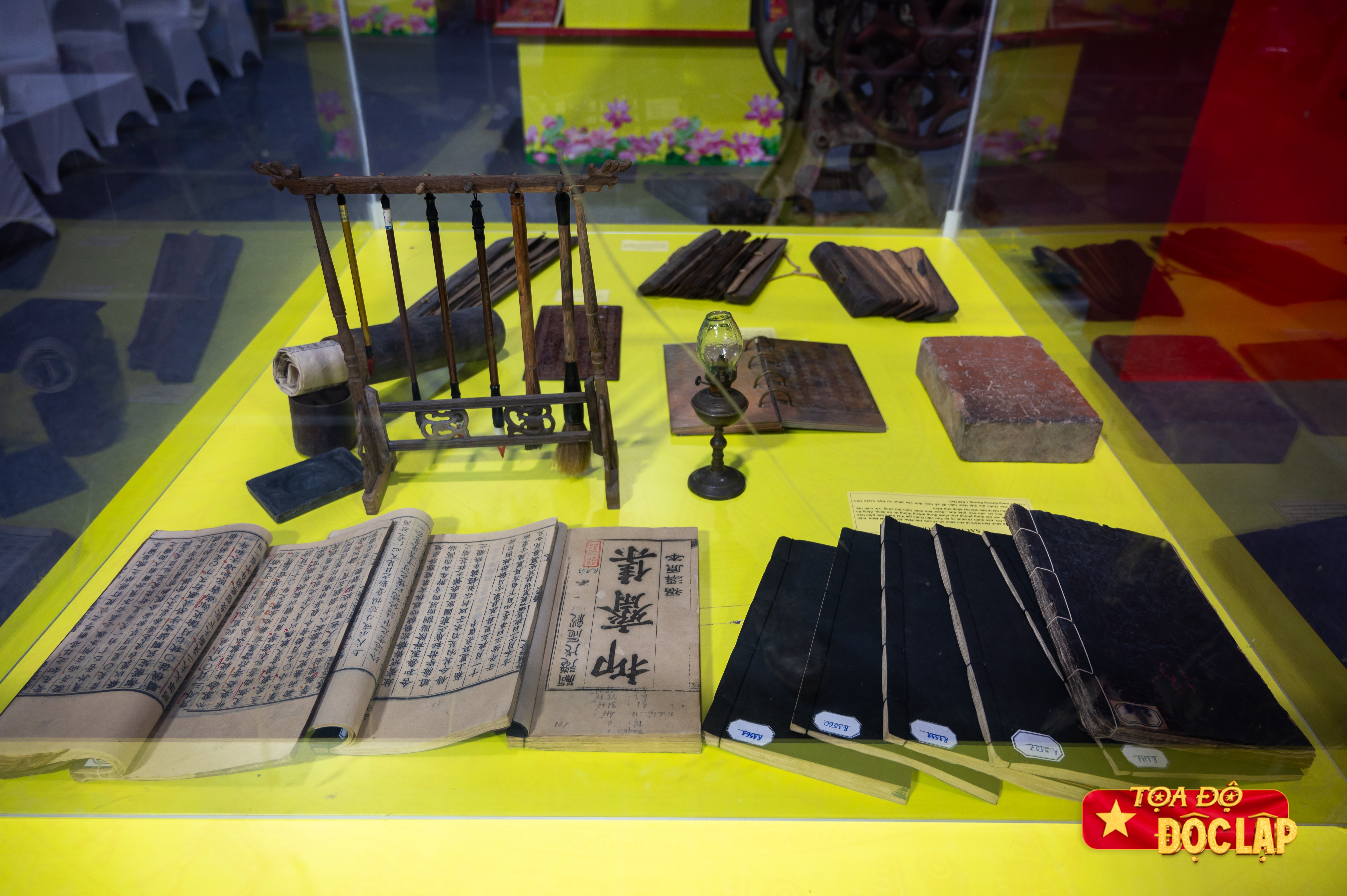 trien lam sach,  A80,  80 nam Xuat ban,  sach lich su,  thanh tuu dat nuoc,  Xuat ban Viet Nam anh 5