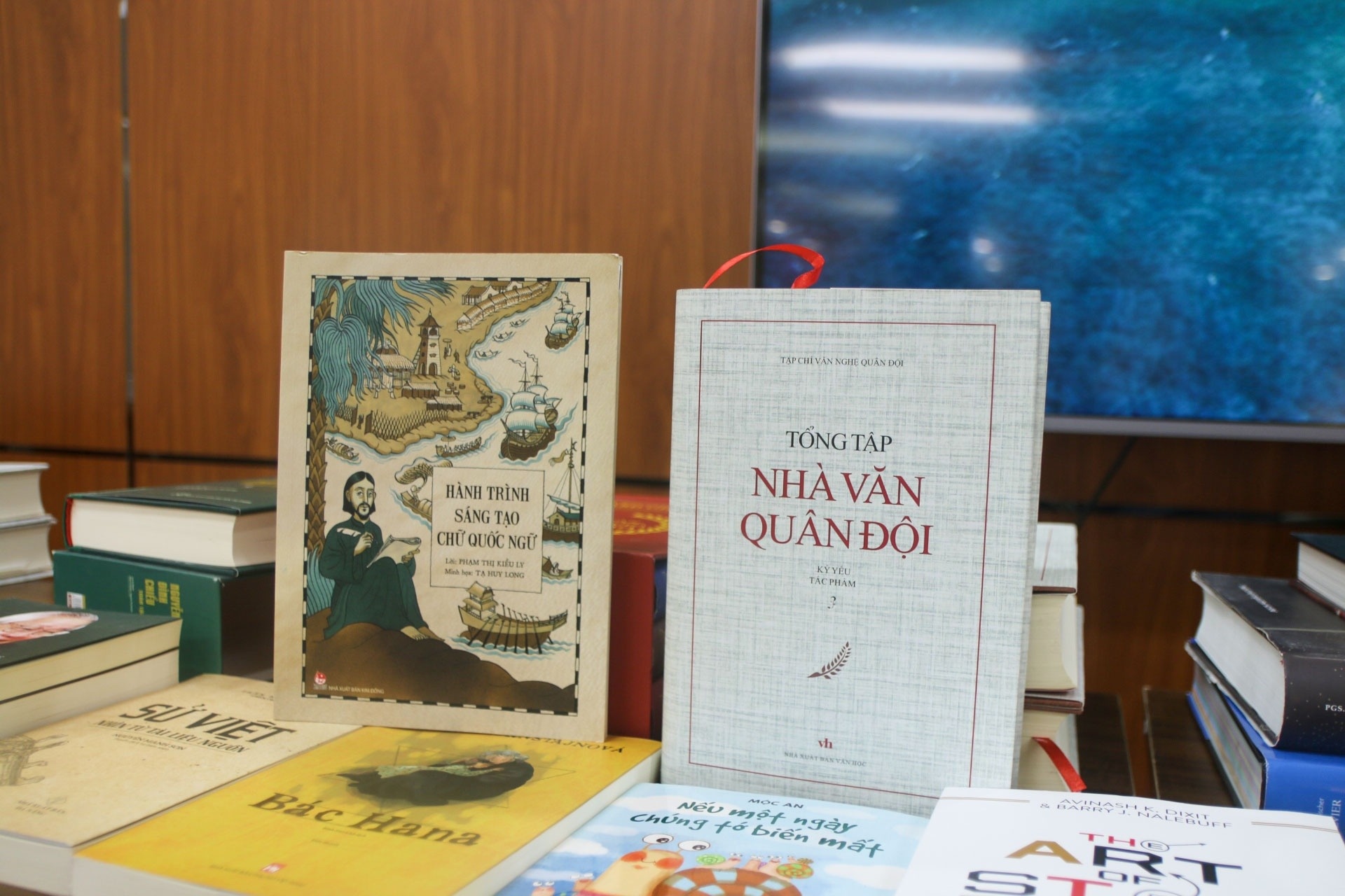 Moi ban doc de cu tac pham du Giai thuong Sach quoc gia lan thu VIII hinh anh