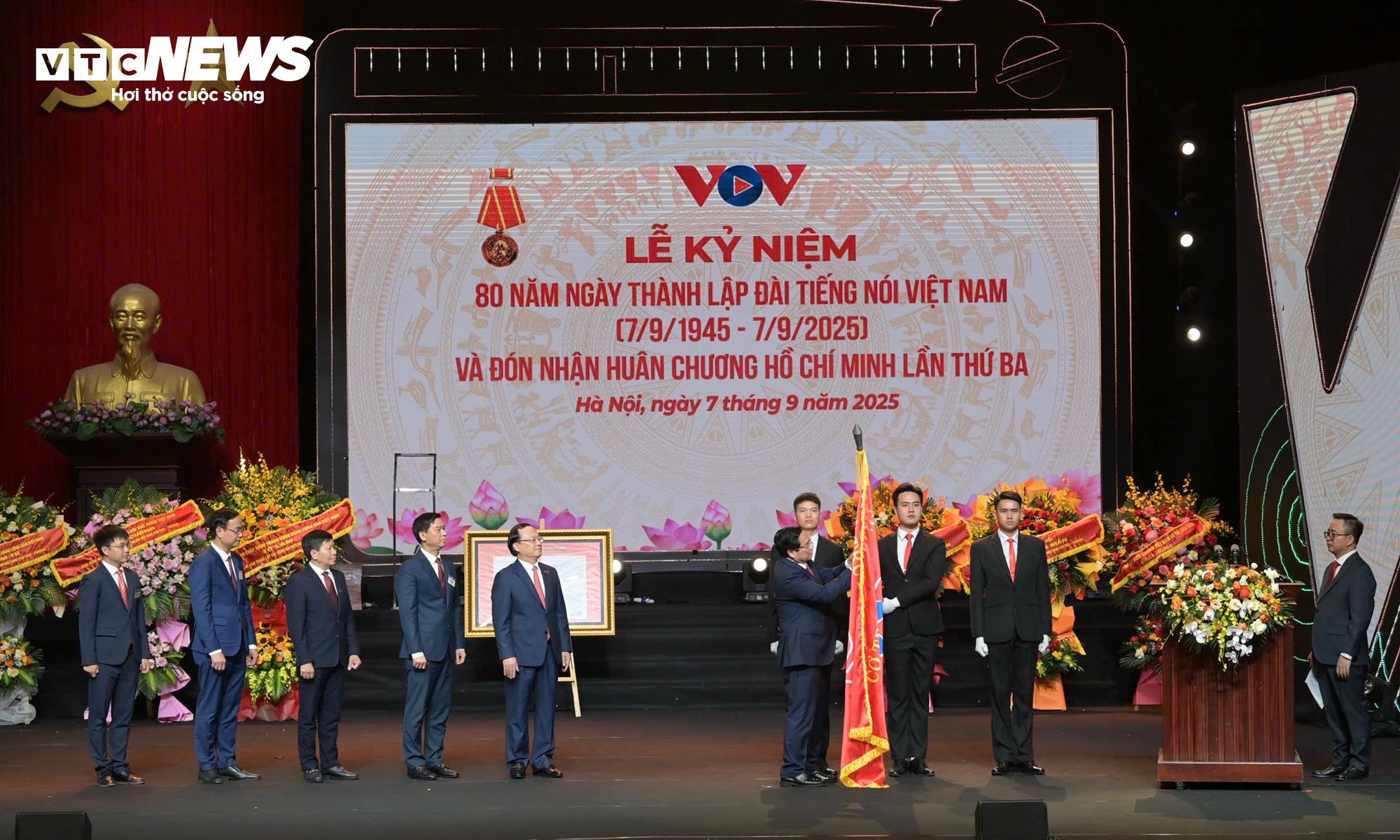 Dai Tieng noi,  huan chuong,  huan chuong HCM,  le ky niem,  80 nam thanh lap anh 1