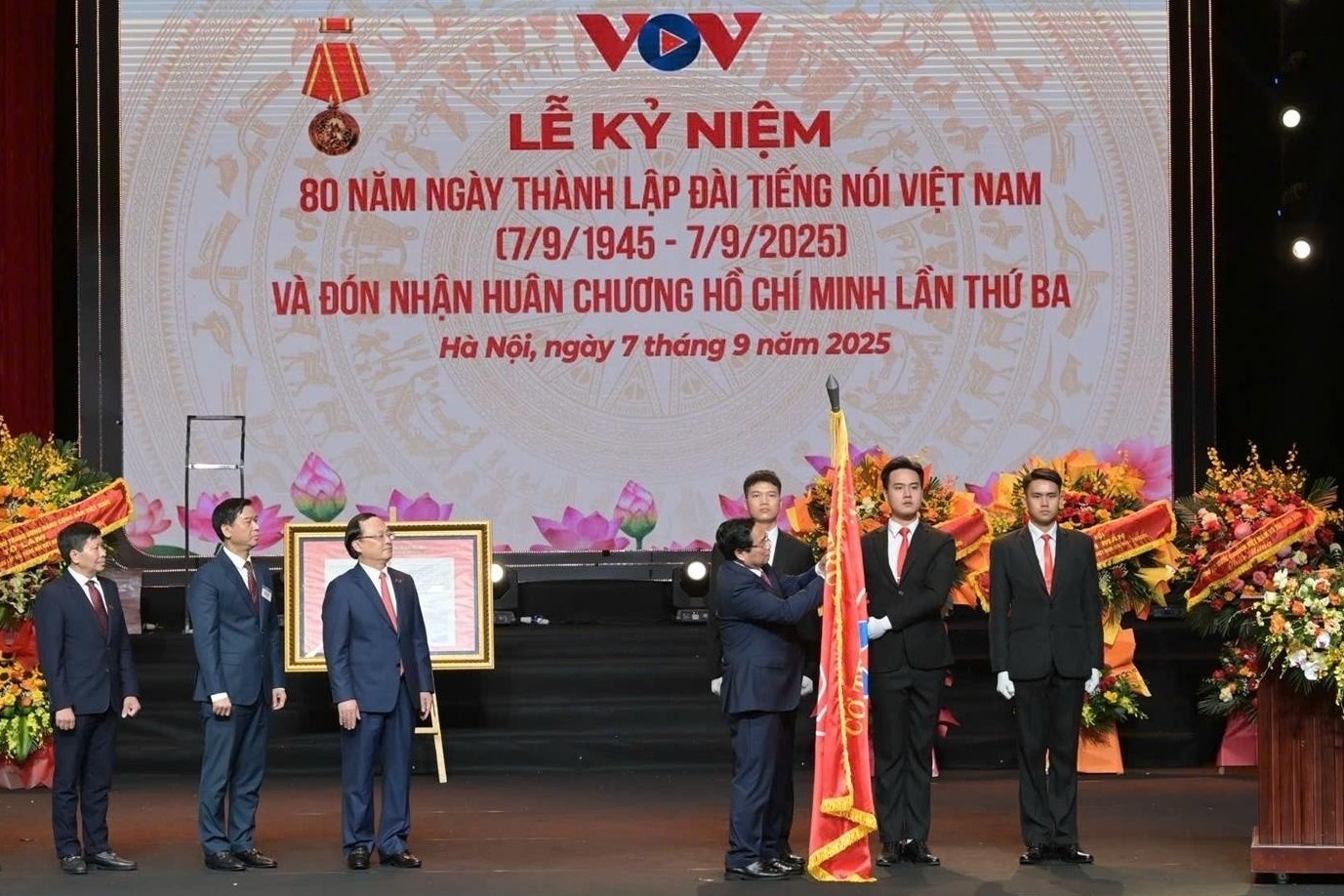 Dai Tieng noi Viet Nam don nhan Huan chuong Ho Chi Minh lan thu ba hinh anh