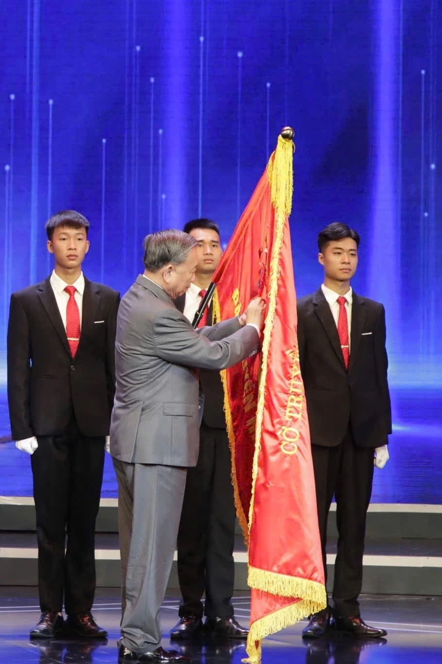 Dai THVN nhan Huan chuong anh 2