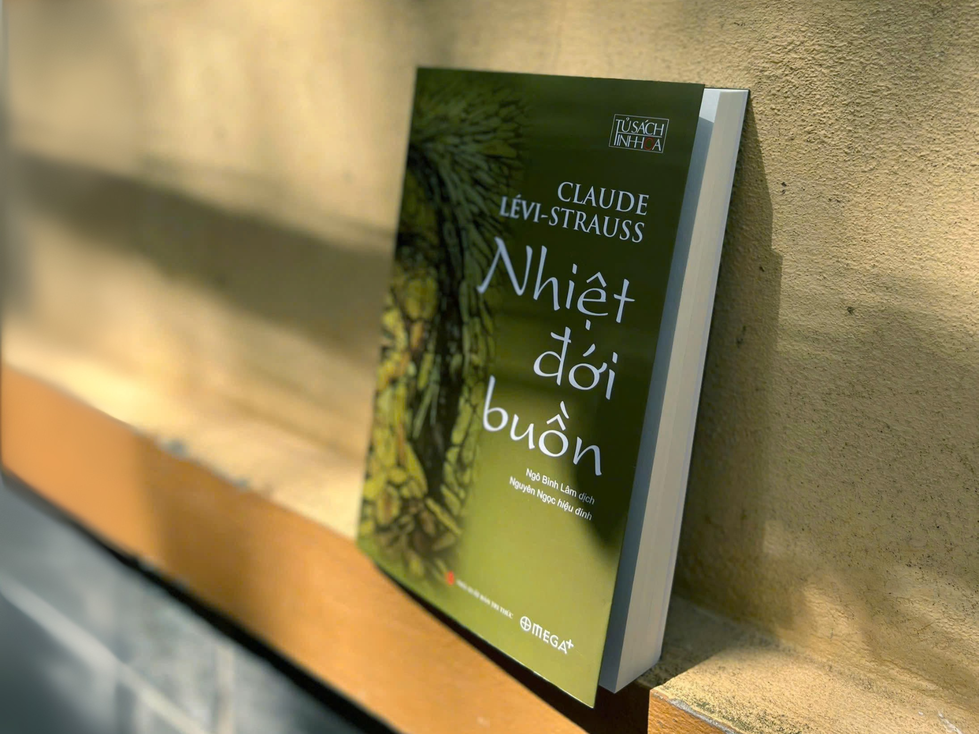 Nhiet doi buon,  tac pham du ky,  nghien cuu dan toc,  dan toc hoc anh 1