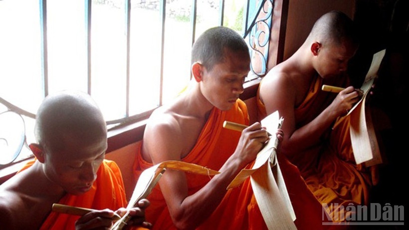 nha su Khmer,  Bay Nui,  bao ton,  kinh la buong,  sach quy,  nguoi Khmer anh 1