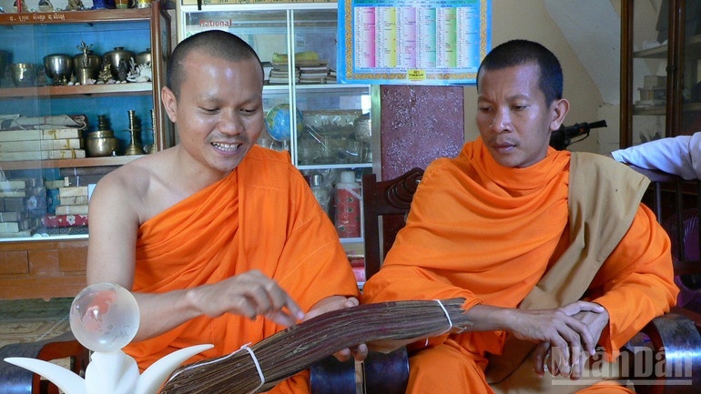 nha su Khmer,  Bay Nui,  bao ton,  kinh la buong,  sach quy,  nguoi Khmer anh 4