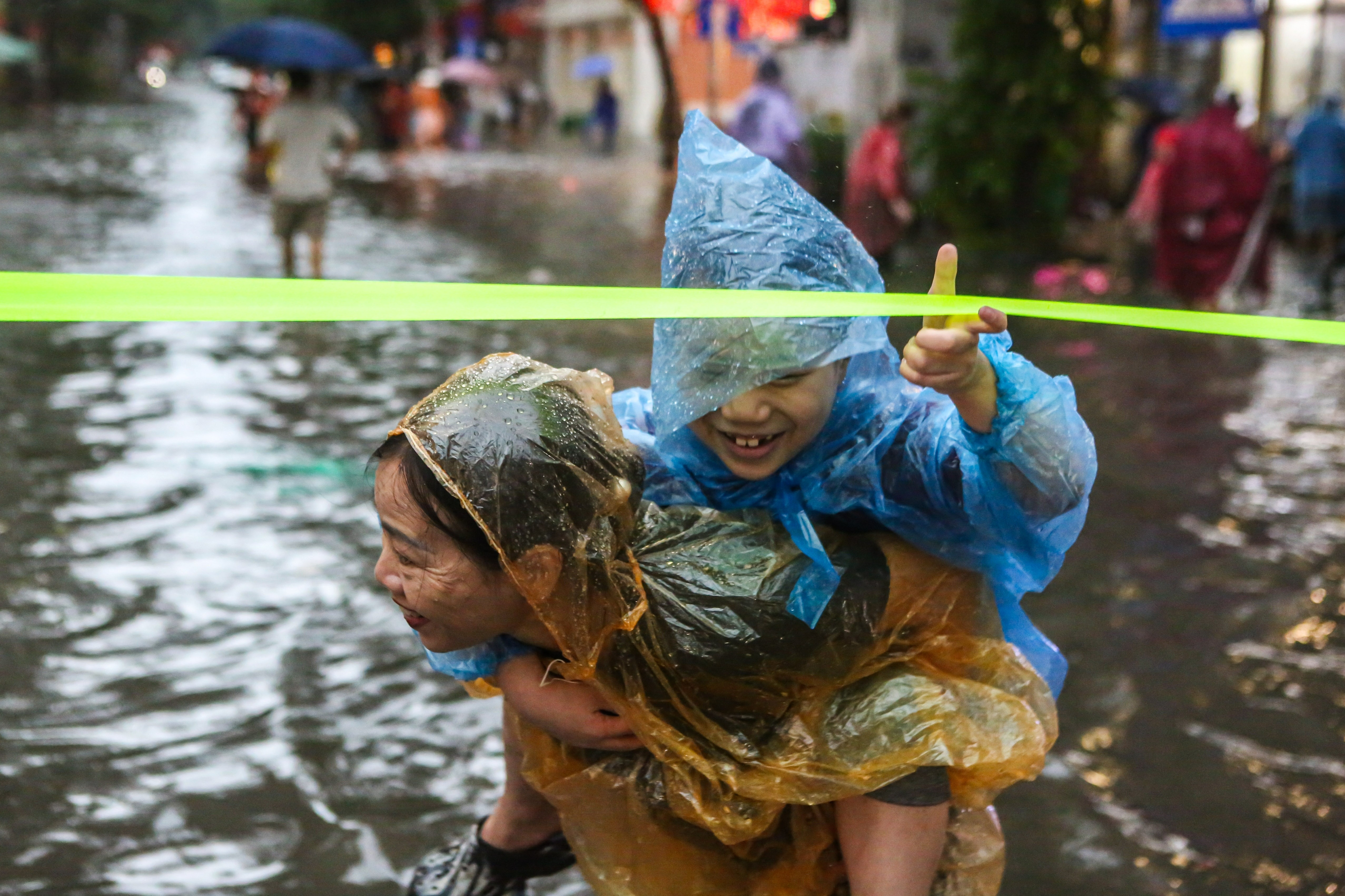 72 gio vang bao ve suc khoe sau bao: Gia dinh can lam gi? hinh anh