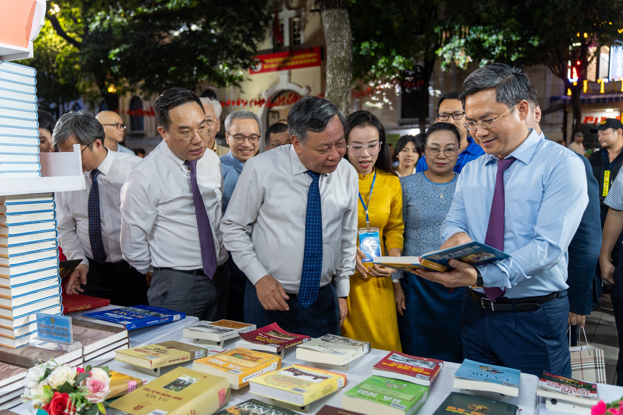 Khai mac Hoi sach Ha Noi 2025 tai pho di bo Ho Guom hinh anh