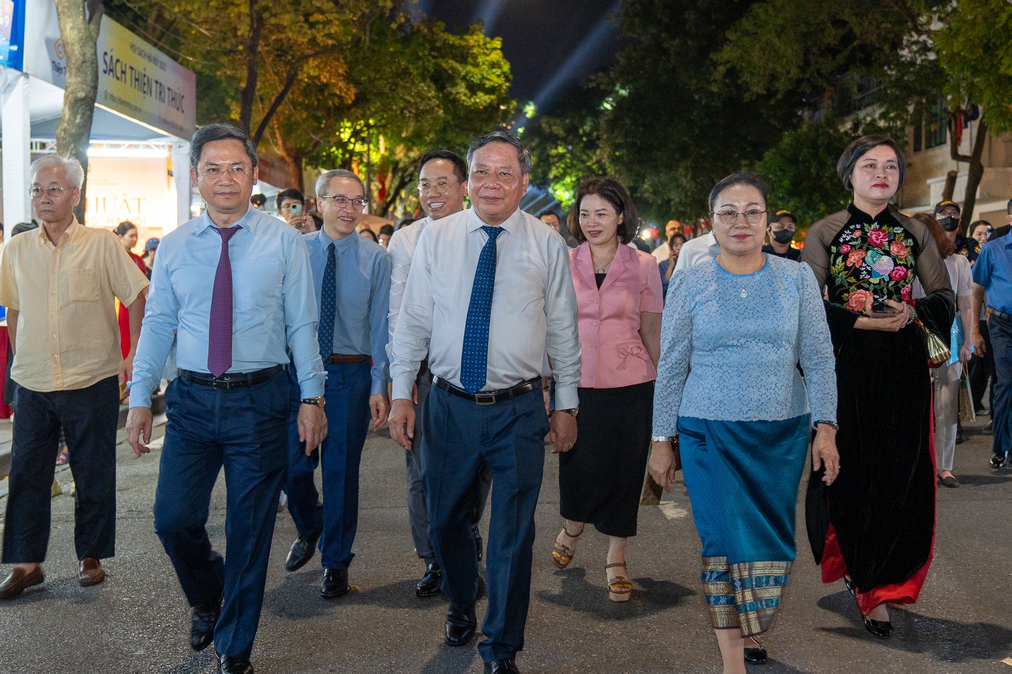 khai mạc Hội sách, Hội sách Hà Nội, phố đi bộ, Hồ Gươm, hội sách cuối năm, sự kiện sách ảnh 5 khai mac Hoi sach, Hoi sach Ha Noi, pho di bo, Ho Guom, hoi sach cuoi nam, su kien sach anh 5