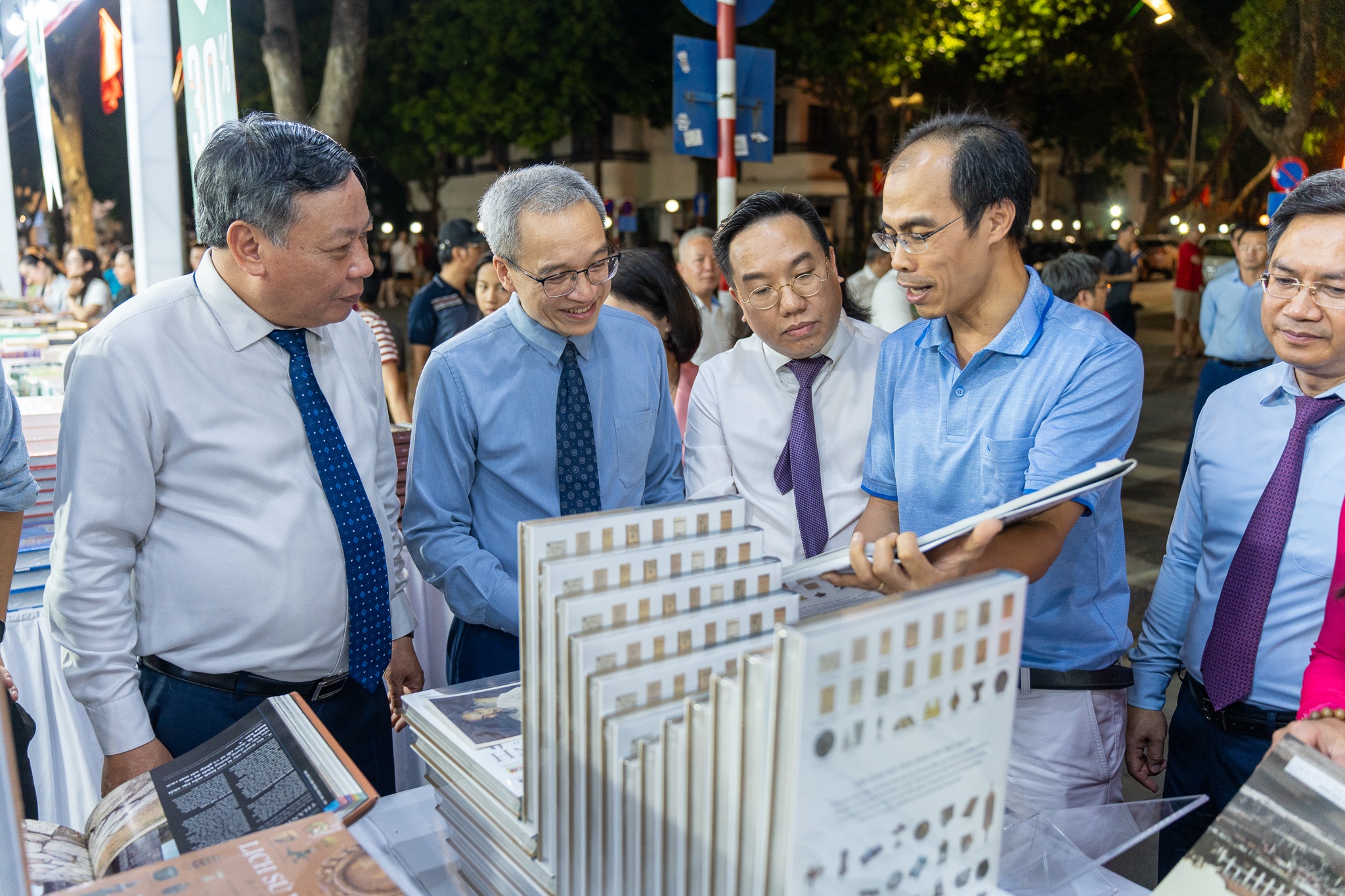 khai mạc Hội sách, Hội sách Hà Nội, phố đi bộ, Hồ Gươm, hội sách cuối năm, sự kiện sách ảnh 6 khai mac Hoi sach, Hoi sach Ha Noi, pho di bo, Ho Guom, hoi sach cuoi nam, su kien sach anh 6