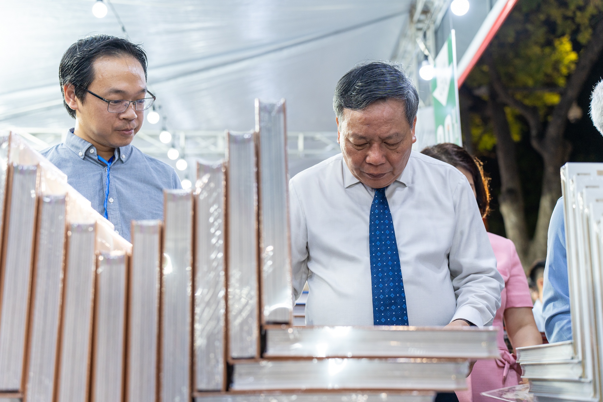 khai mạc Hội sách, Hội sách Hà Nội, phố đi bộ, Hồ Gươm, hội sách cuối năm, sự kiện sách ảnh 7 khai mac Hoi sach, Hoi sach Ha Noi, pho di bo, Ho Guom, hoi sach cuoi nam, su kien sach anh 7