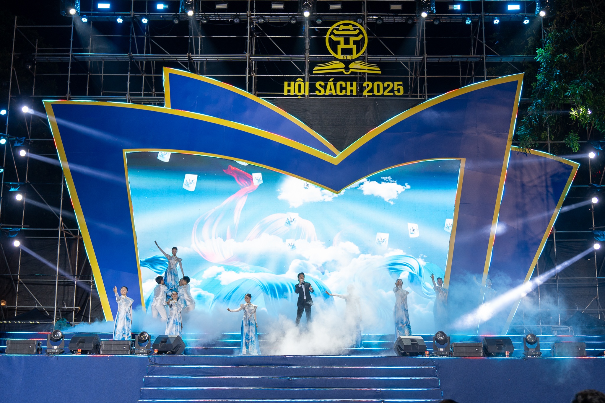 khai mac Hoi sach,  Hoi sach Ha Noi,  pho di bo,  Ho Guom,  hoi sach cuoi nam,  su kien sach anh 1