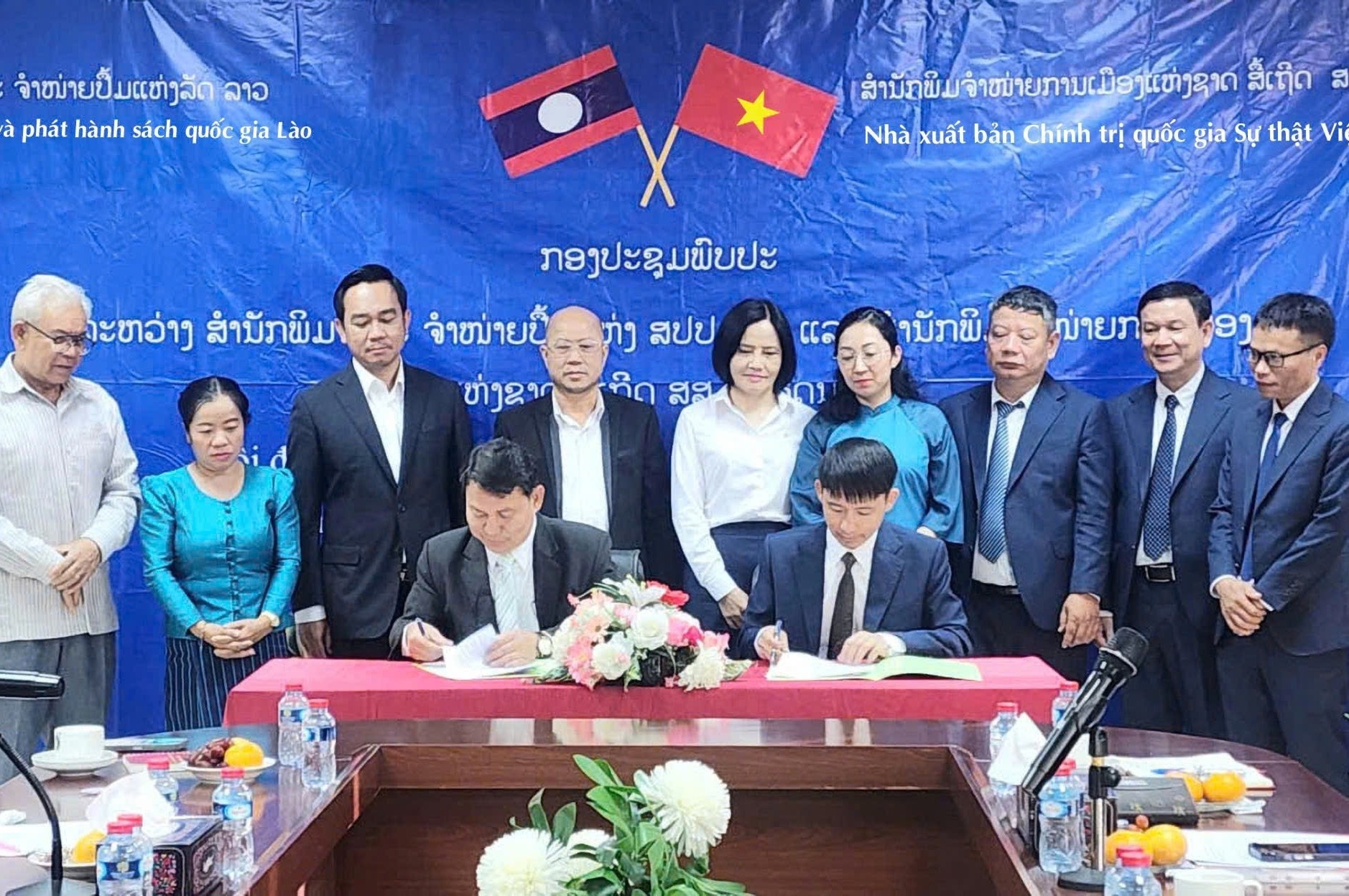 Doan dai bieu NXB Chinh tri quoc gia Su that tham va lam viec tai Lao hinh anh