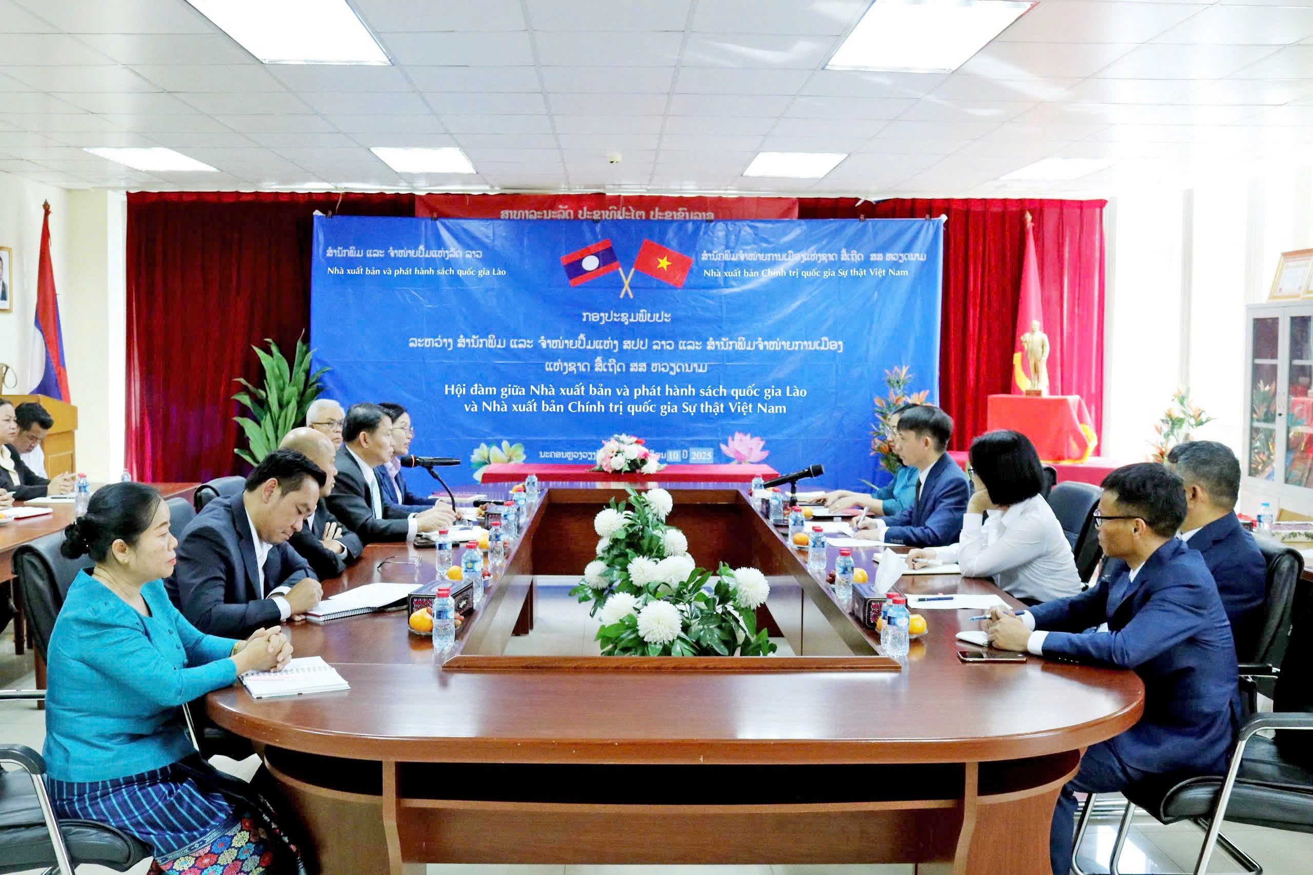 nha xuat ban Lao,  quan he Viet Lao,  xuat ban Lao,  quan he quoc te,  xuat ban chinh tri anh 1