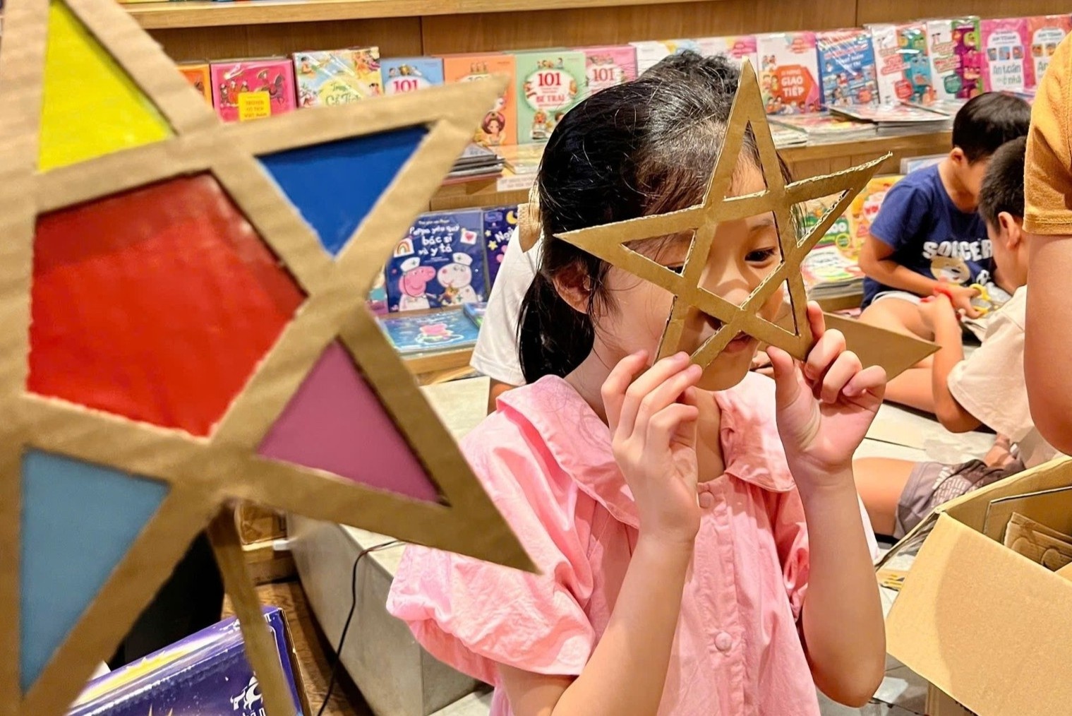 Sach mua Trung thu: Hop qua va trai nghiem len ngoi hinh anh