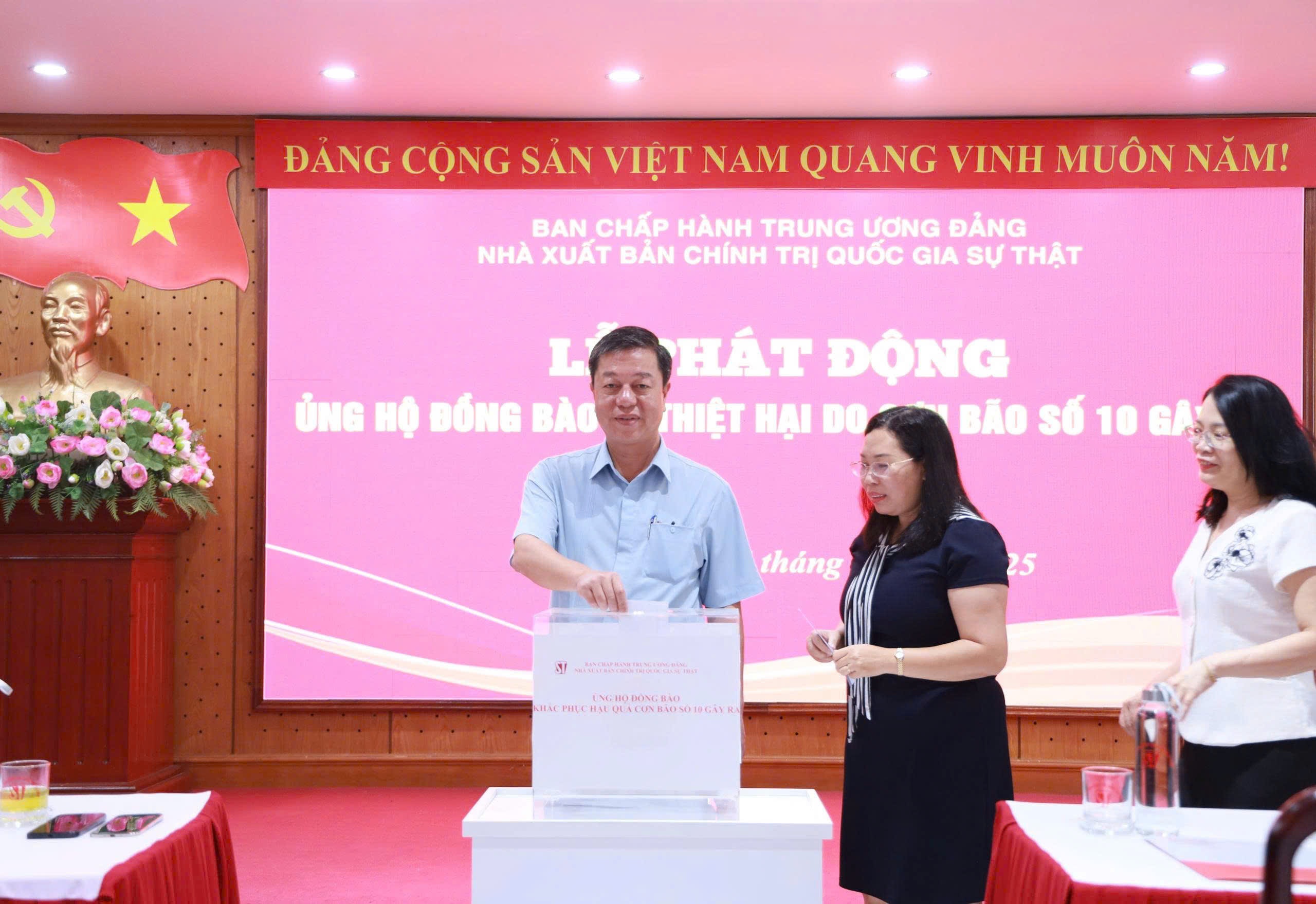 ung ho dong bao,  quyen gop bao lu,  ung ho bao lu,  nha xuat ban,  quyen gop anh 2