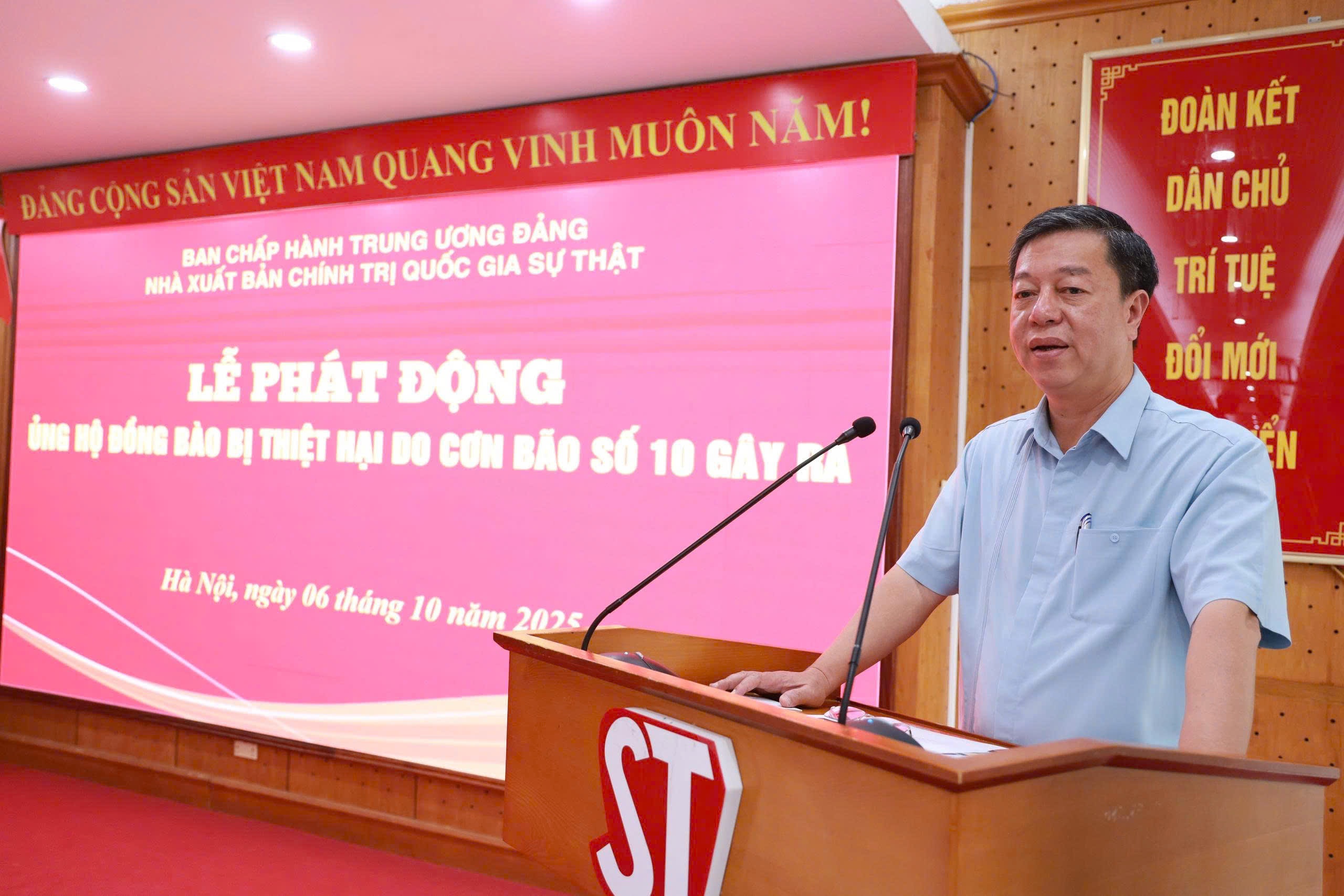 ung ho dong bao,  quyen gop bao lu,  ung ho bao lu,  nha xuat ban,  quyen gop anh 1