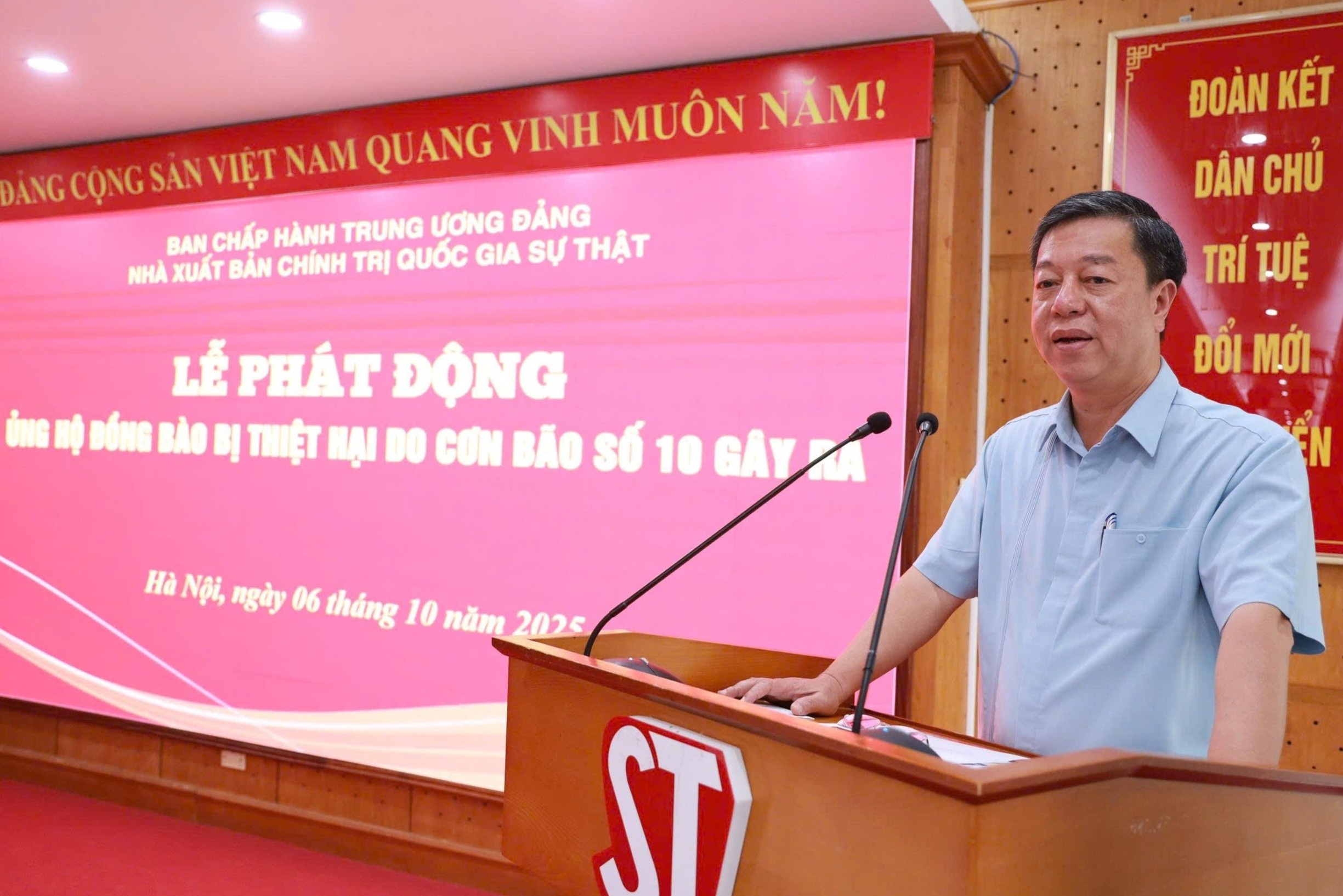 Nha xuat ban Chinh tri quoc gia Su that ung ho dong bao vung bao lu hinh anh