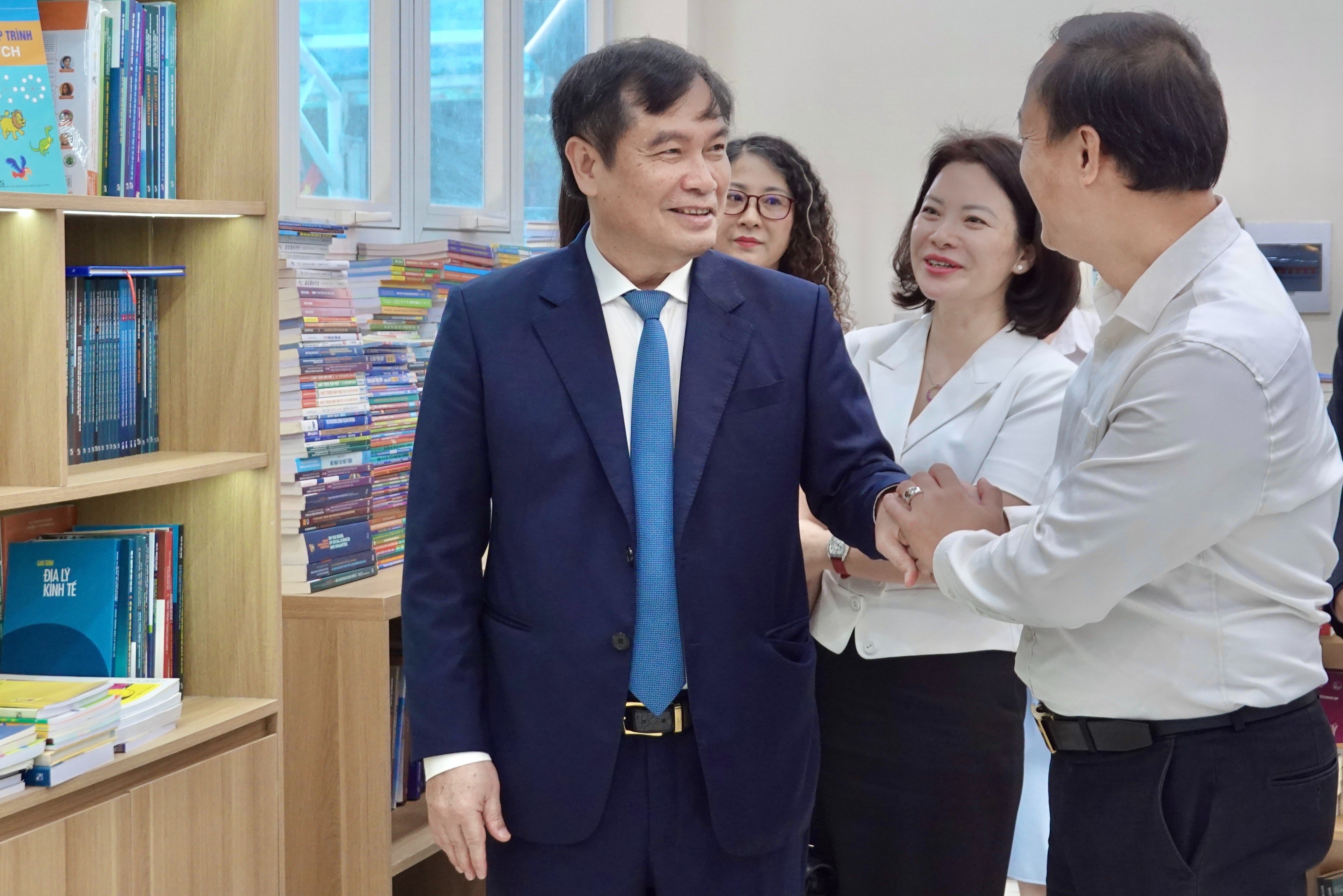 Ban Tuyen giao va Dan van Trung uong tham, chuc mung 3 nha xuat ban hinh anh