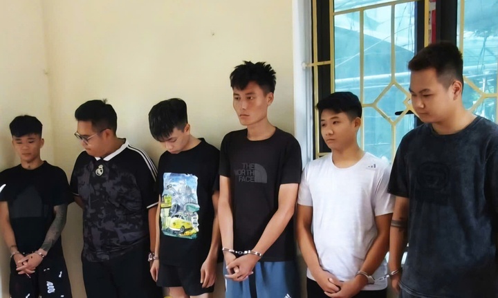 Bat giu nhom thanh nien lang lach, livestream thach thuc nhau ‘da gam' hinh anh