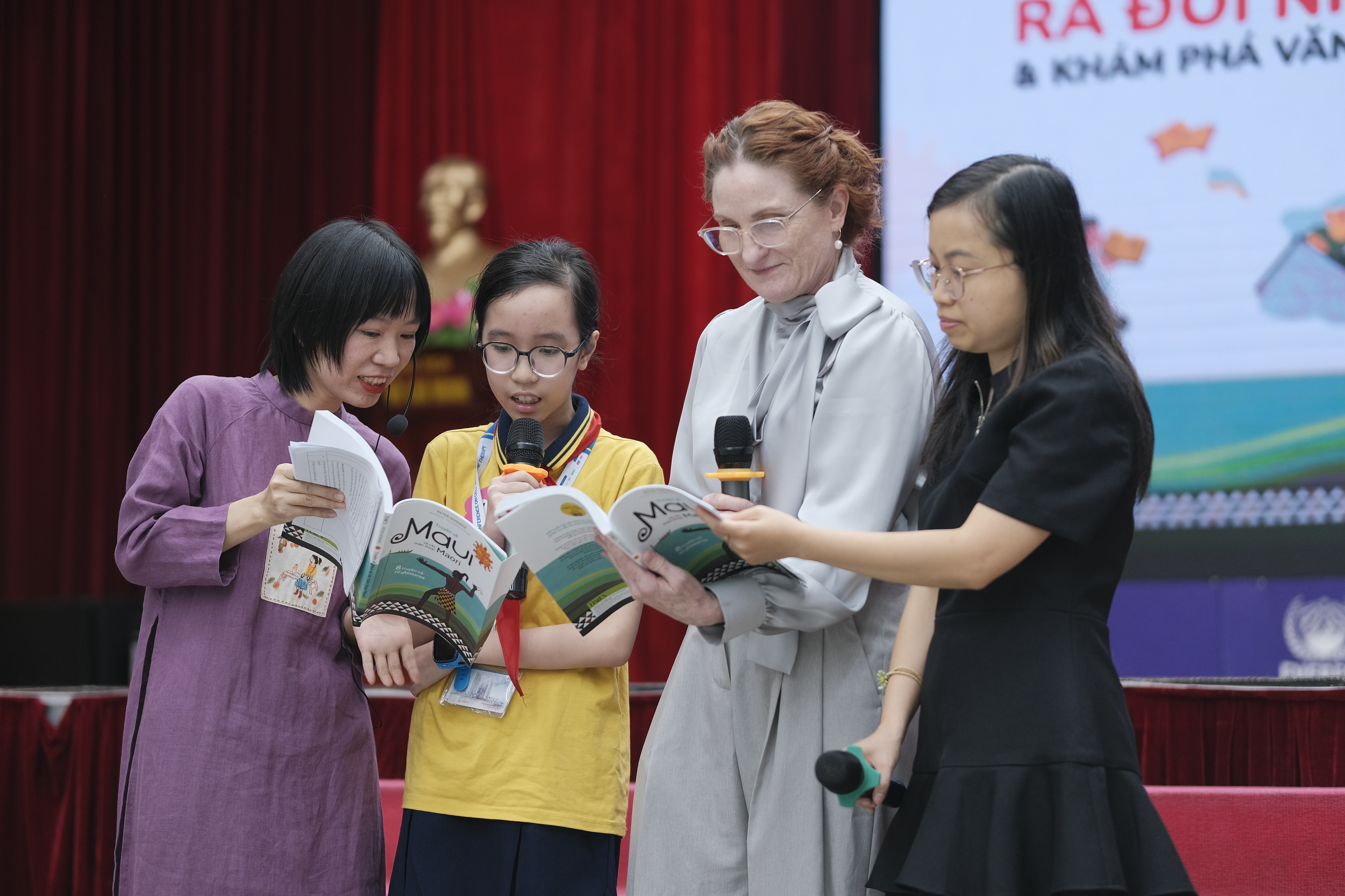 Dai su New Zealand tai Viet Nam doc sach cung 300 hoc sinh hinh anh