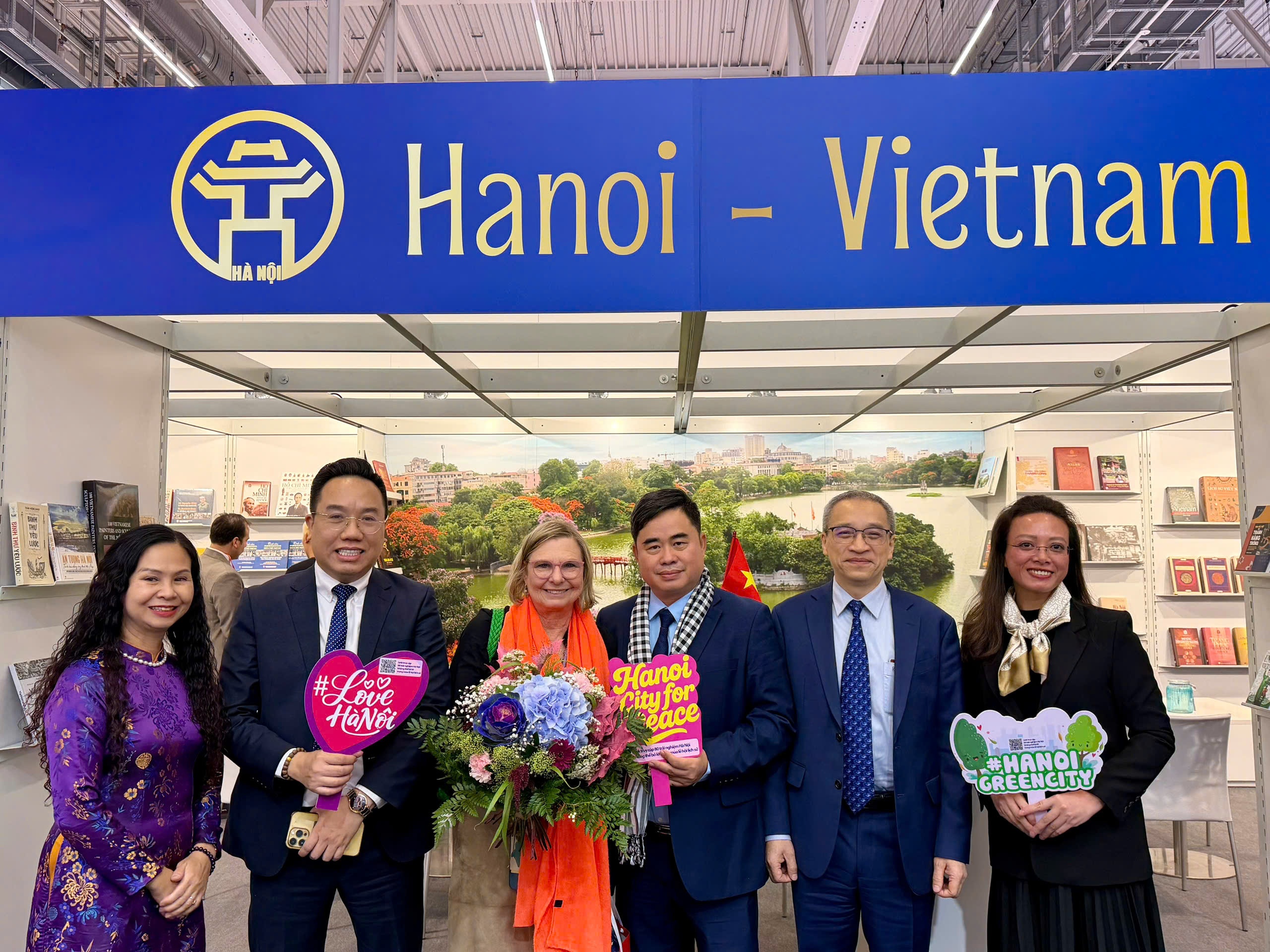 Khi nao Viet Nam se la 'Khach moi danh du' cua Hoi sach Frankfurt? hinh anh