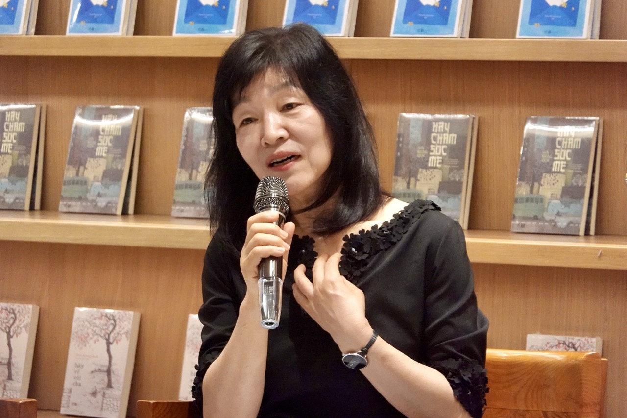 ngay cua me,  nguoi me,  Shin Kyung-sook,  hay cham soc me,  tac gia Han Quoc,  Phut biet ly anh 3