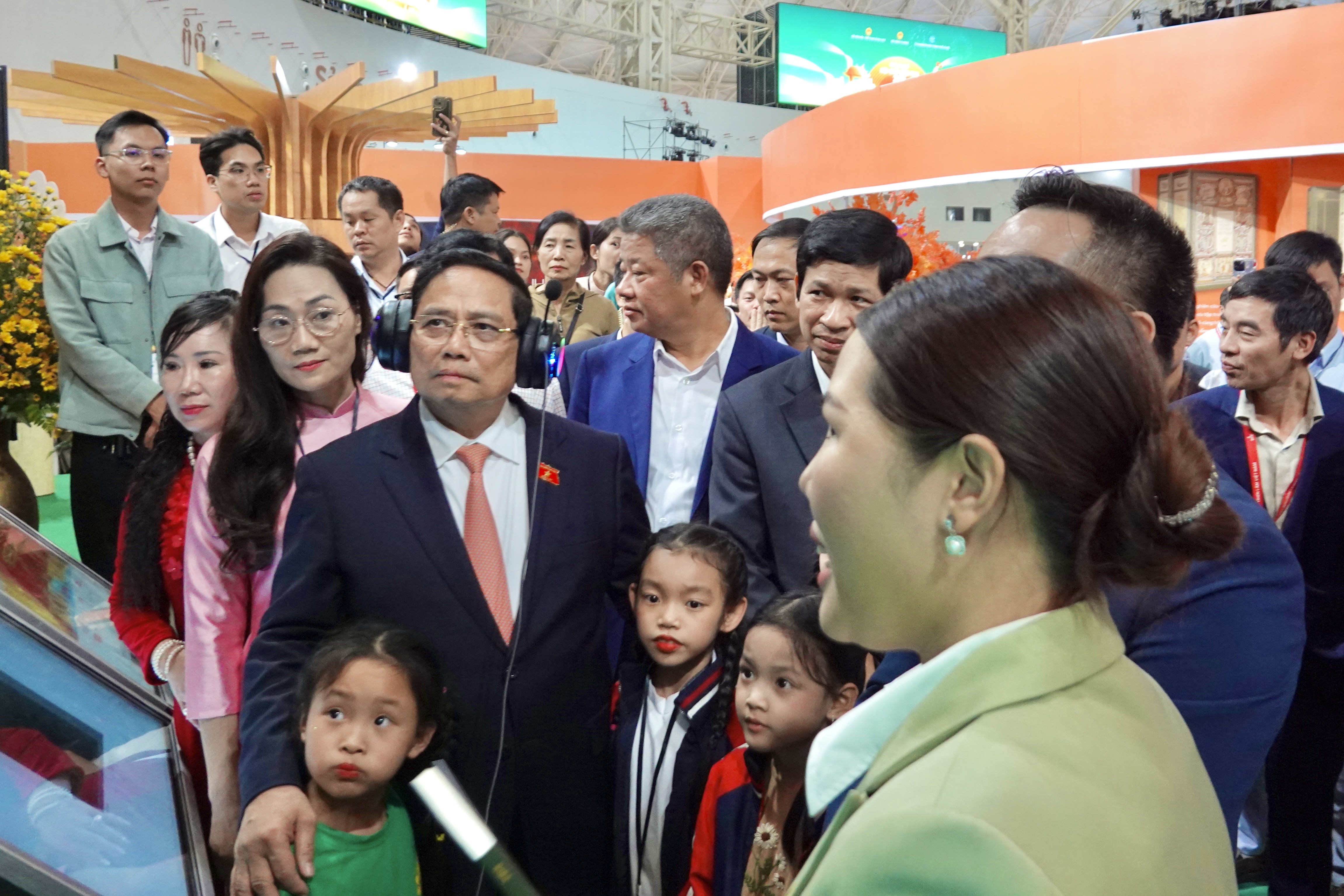 Thu tuong,  Pham Minh Chinh,  Hoi cho Mua thu,  hoi cho cong thuong,  buon ban hang hoa,  hoi cho anh 9