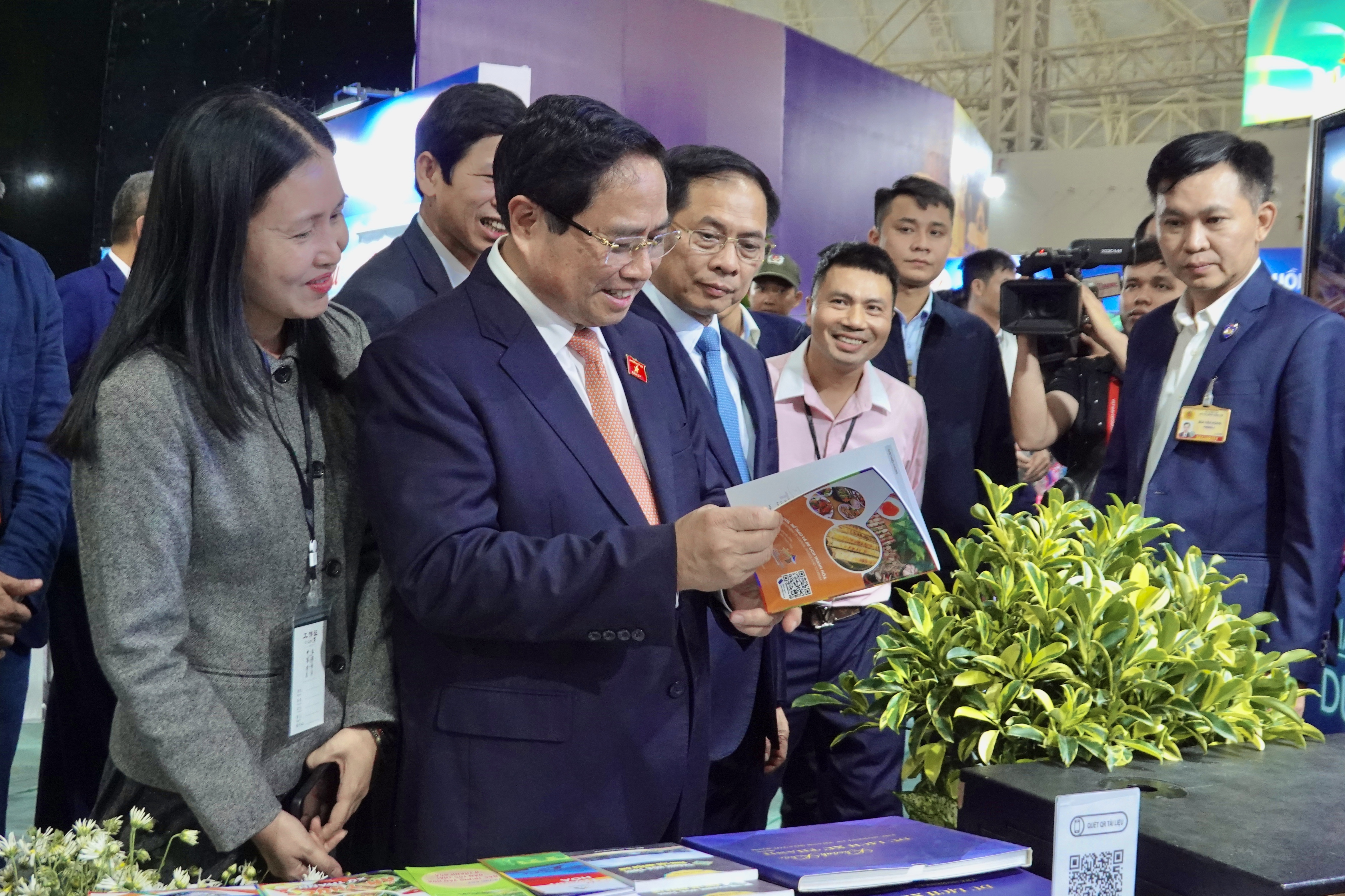 Thủ tướng, Phạm Minh Chính, Hội chợ Mùa thu, hội chợ công thương, buôn bán hàng hóa, hội chợ ảnh 10 Thu tuong, Pham Minh Chinh, Hoi cho Mua thu, hoi cho cong thuong, buon ban hang hoa, hoi cho anh 10