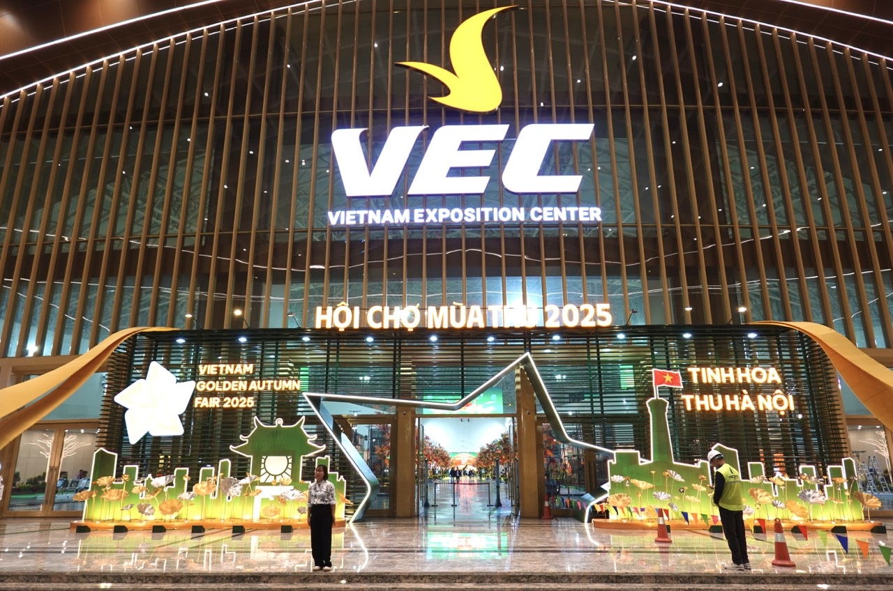 Thu tuong,  Pham Minh Chinh,  Hoi cho Mua thu,  hoi cho cong thuong,  buon ban hang hoa,  hoi cho anh 1