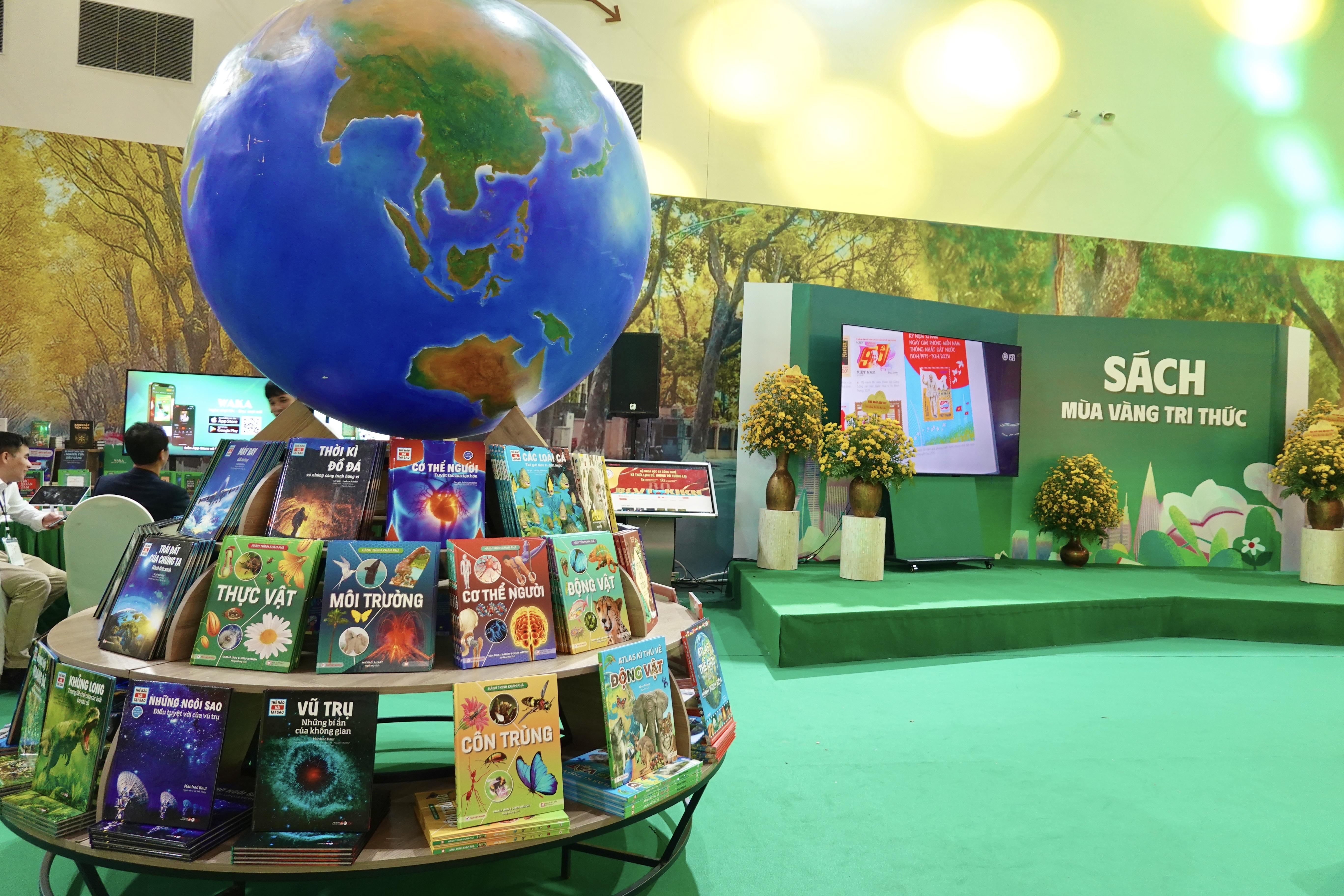 Thu tuong,  Pham Minh Chinh,  Hoi cho Mua thu,  hoi cho cong thuong,  buon ban hang hoa,  hoi cho anh 12