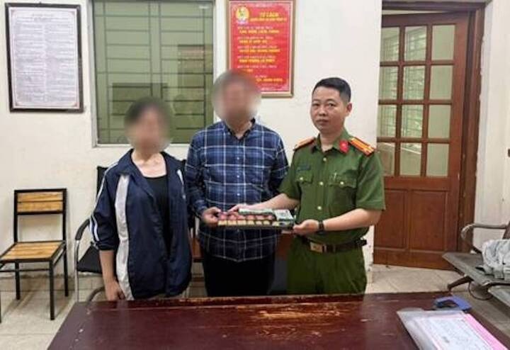 Giai cuu co gai bi 'cong an rom' khong che, lua pha ket sat lay vang hinh anh