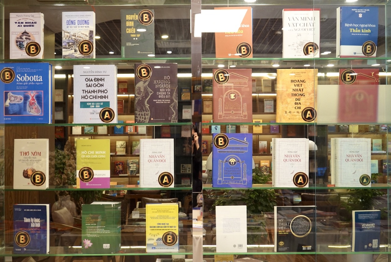 Trung bay nhieu dau sach duoc ban doc yeu thich hinh anh