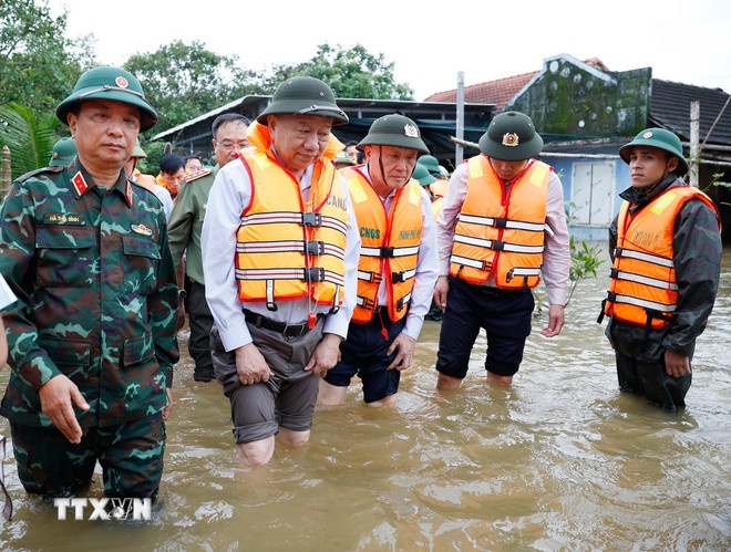 Phat huy tinh than doan ket, chung tay giup nguoi dan Hue sau mua lu hinh anh