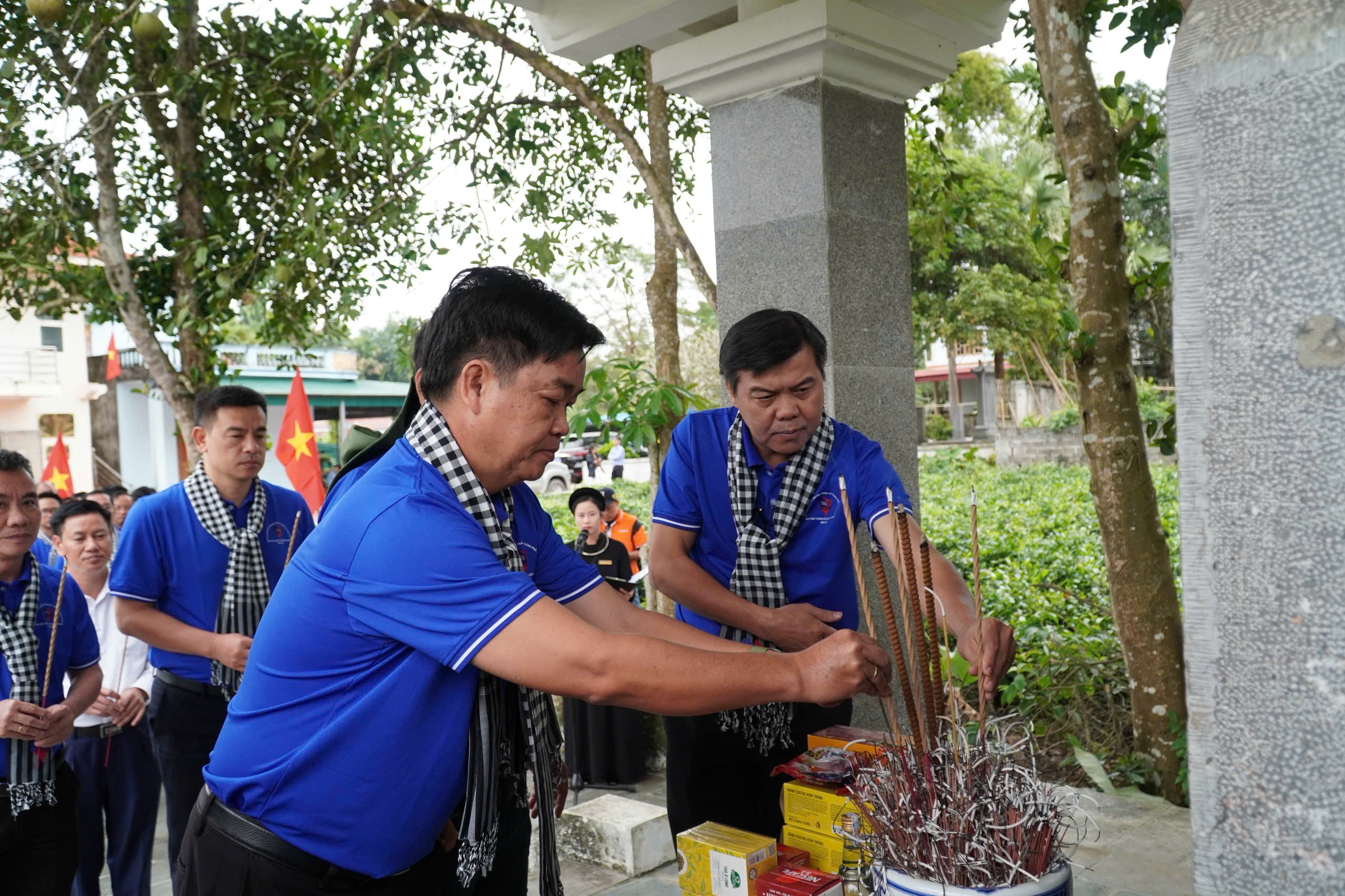 hanh trinh ve nguon anh 4
