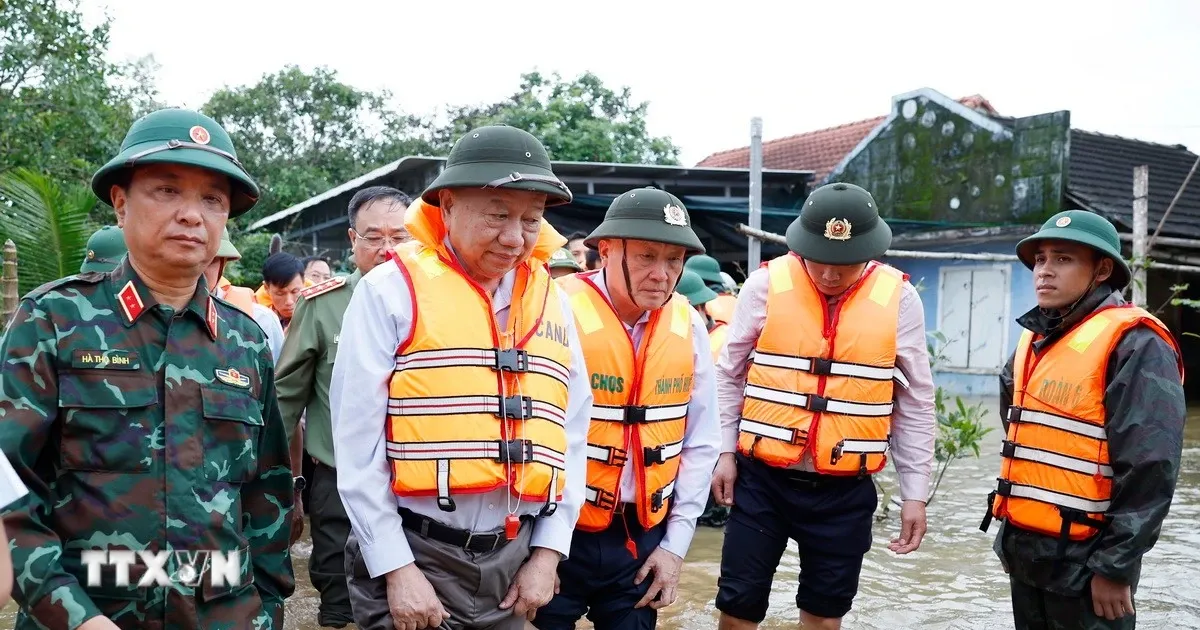 Tong Bi thu To Lam chia se kho khan voi nguoi dan bi anh huong mua lu tai Hue hinh anh