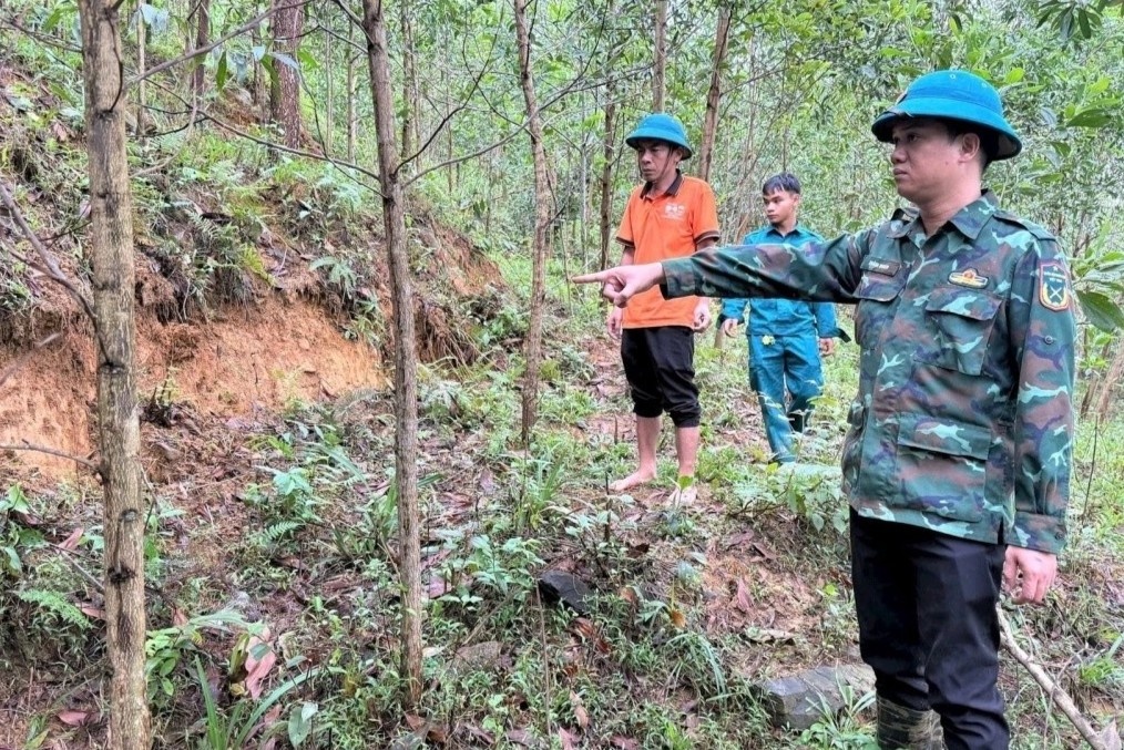 Vet nut dai 100 m tren doi uy hiep khu dan cu mien nui Da Nang hinh anh