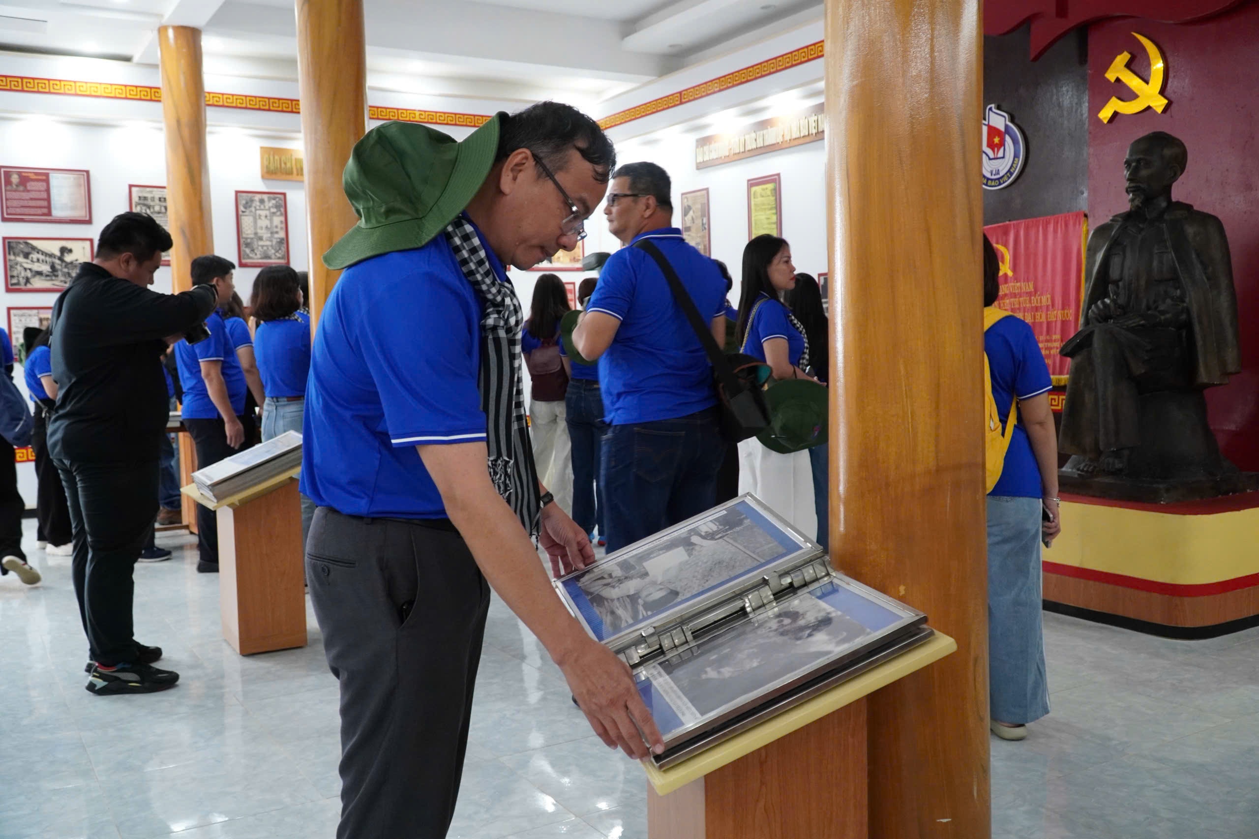 Doan can bo tuyen giao TP.HCM tham noi ra doi Hoi Nha bao Viet Nam hinh anh